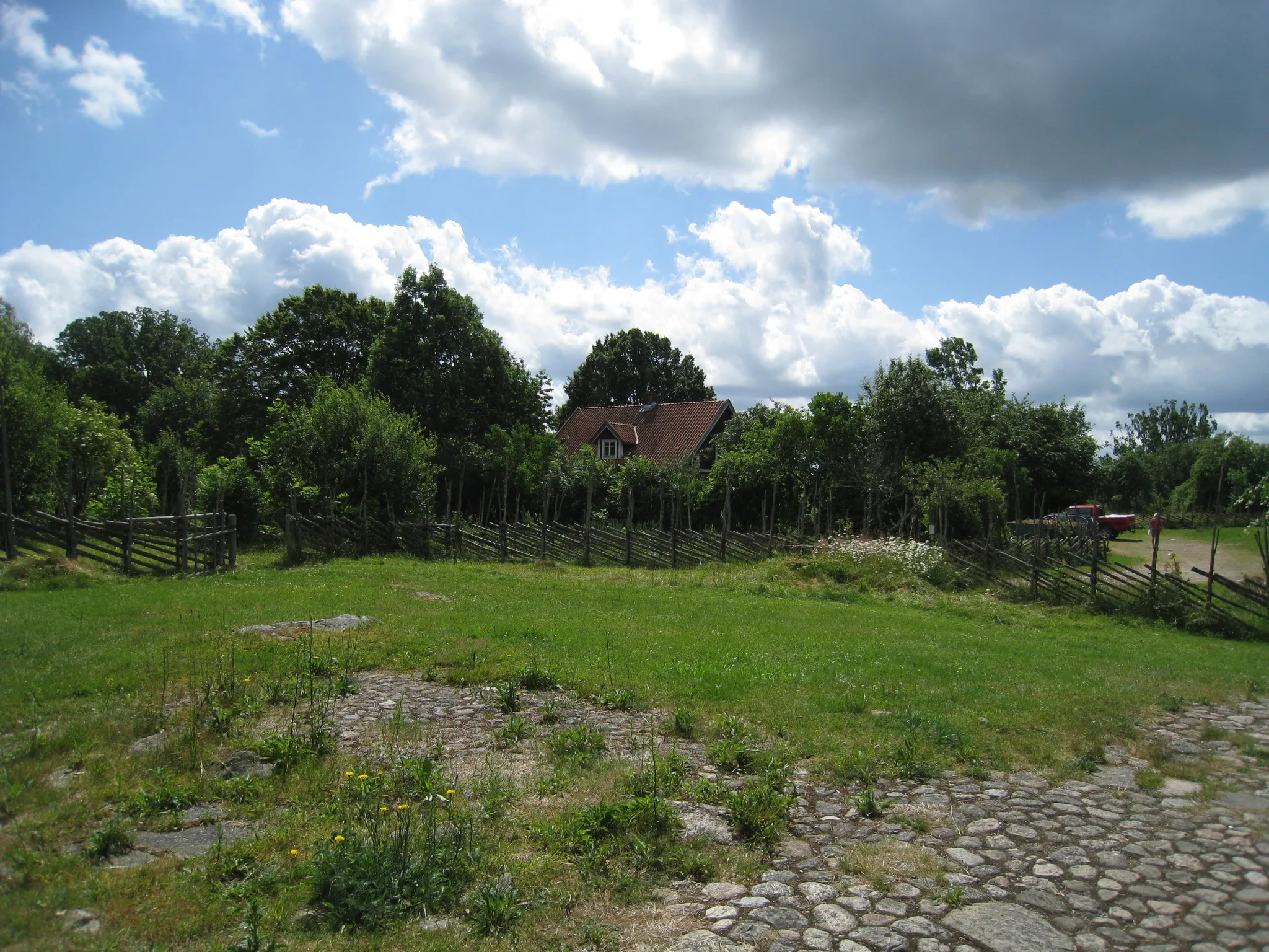 Photo showing: Linnés Råshult, gärdesgård och förvaltarbostad. Gården Råshult i Stenbrohults socken i Småland är känt som Carl von Linnés hembygd. Stenbrohults socken ingick i Allbo härad i Värend.