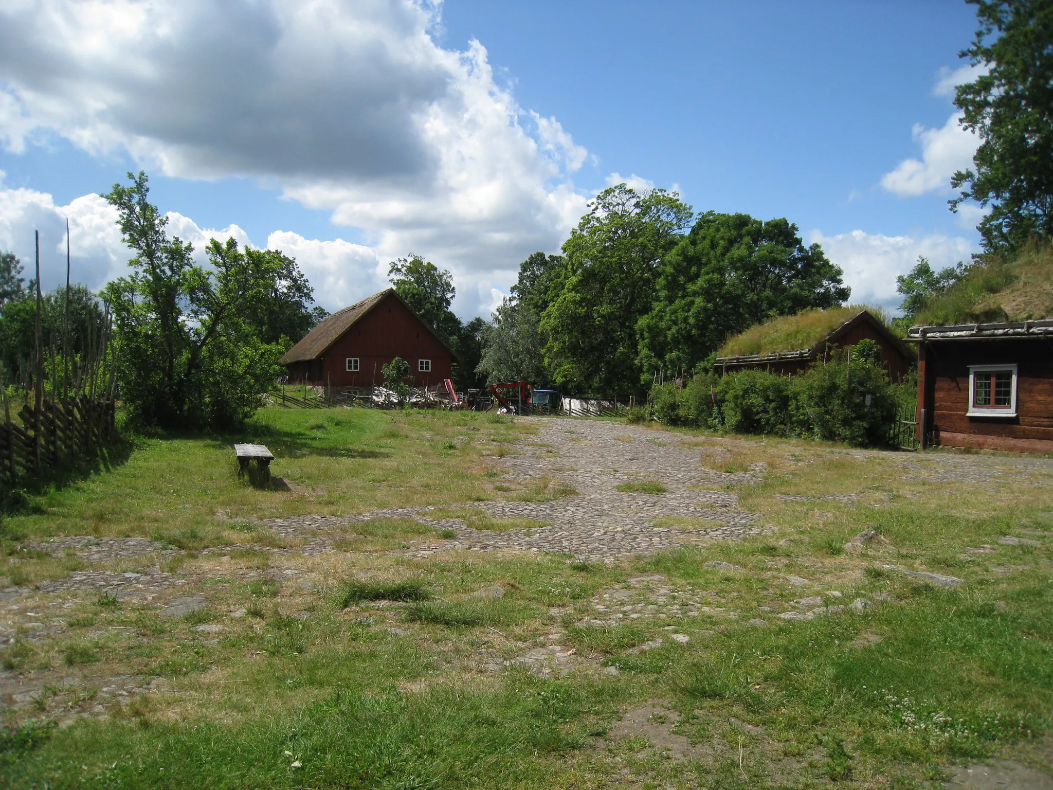 Photo showing: Linnés Råshult, Linnéstugan, sädesmagasinet och ladugården. Gården Råshult i Stenbrohults socken i Småland är känt som Carl von Linnés hembygd. Stenbrohults socken ingick i Allbo härad i Värend.