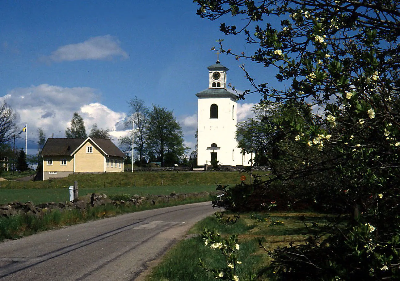 Photo showing: Uråsa churchThe church which outwardly has the character of a neoclassical church building dates back to 1100 or 1200s. In the 1800s the church was radically altered. 1841 erected tower and provided with a period superstructure.