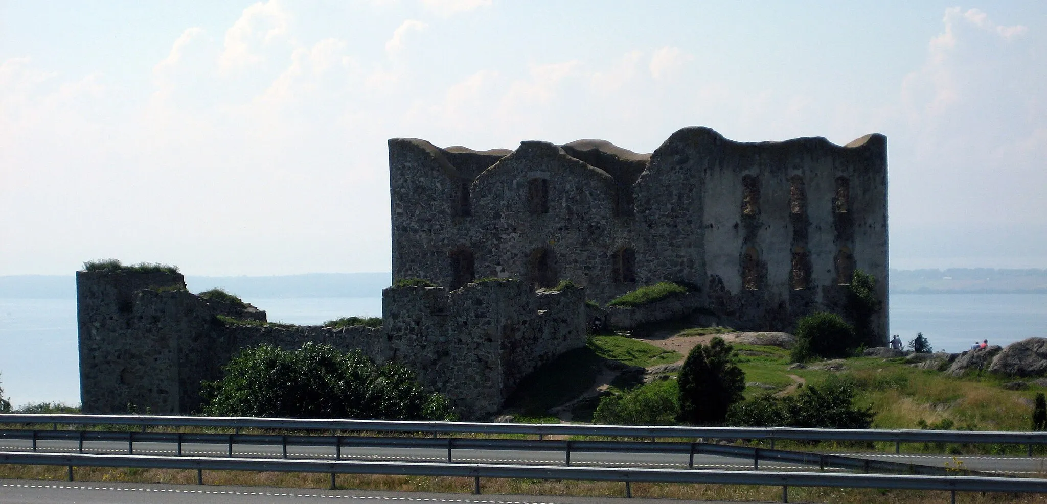 Photo showing: Brahehus ruin med E4:an framför.