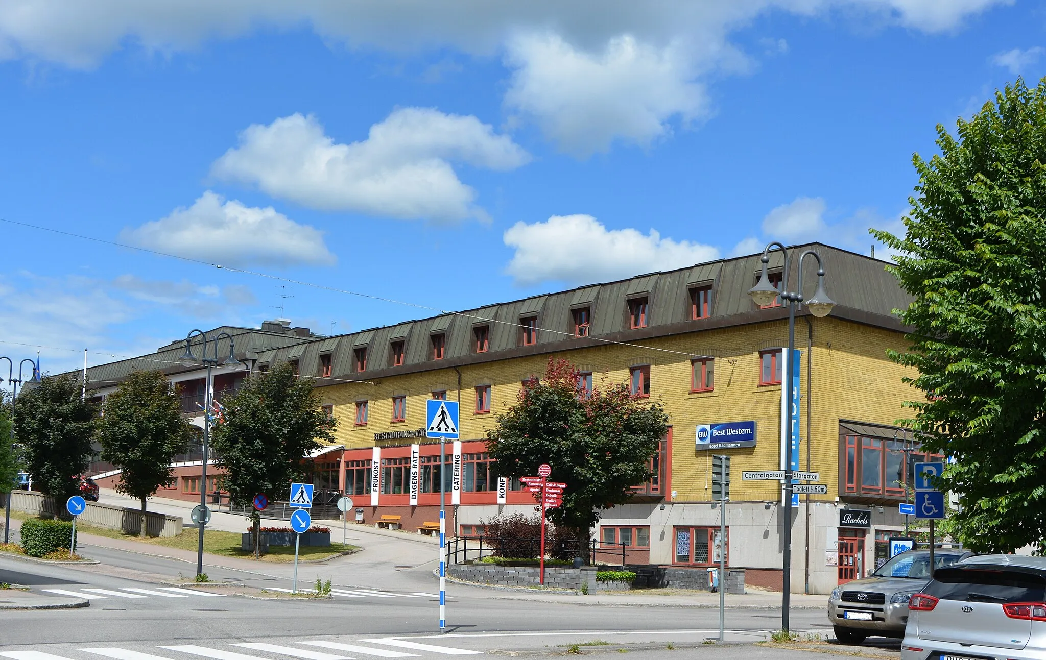 Photo showing: Centralgatan i Alvesta. Restaurang och Värdshus.