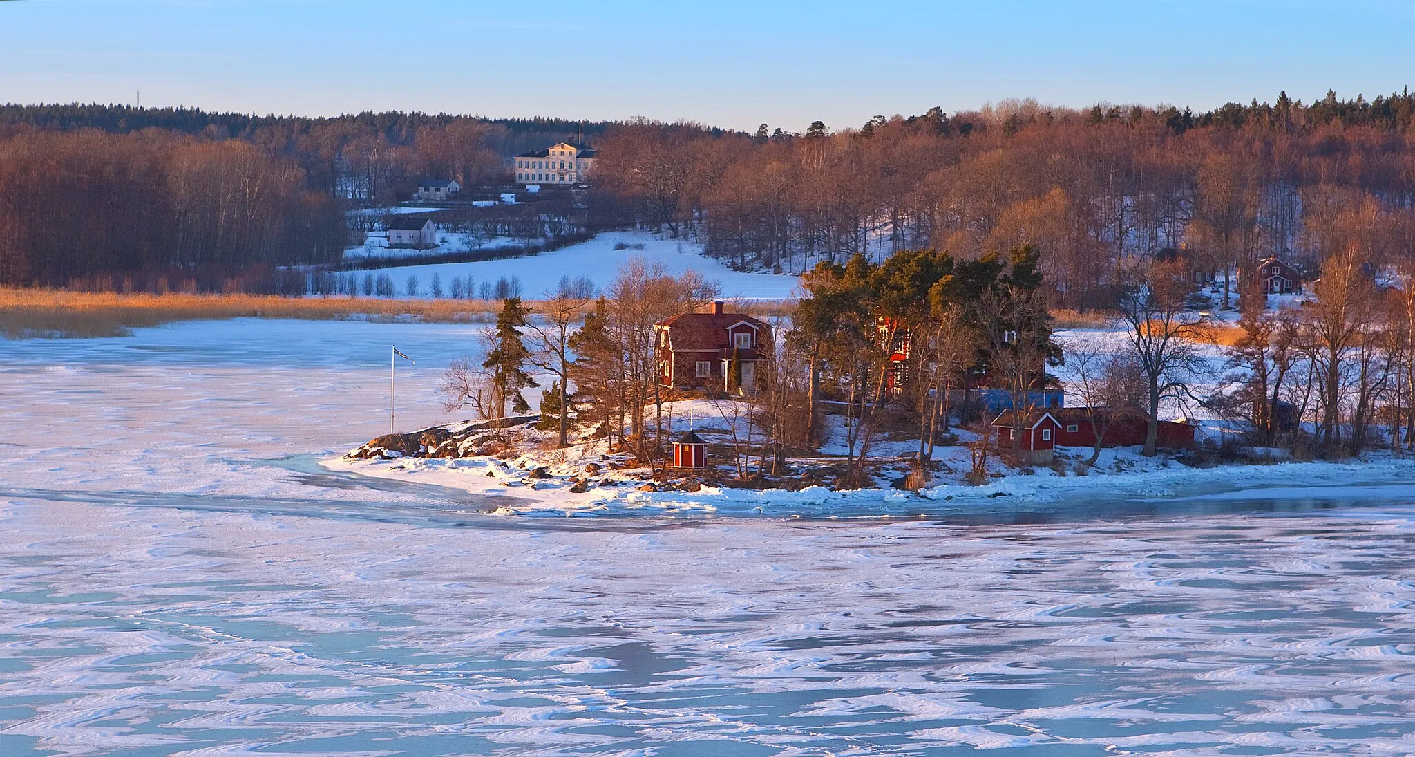 Photo showing: Winter in the Baltic Sea. Östanå slott and its grounds in the background