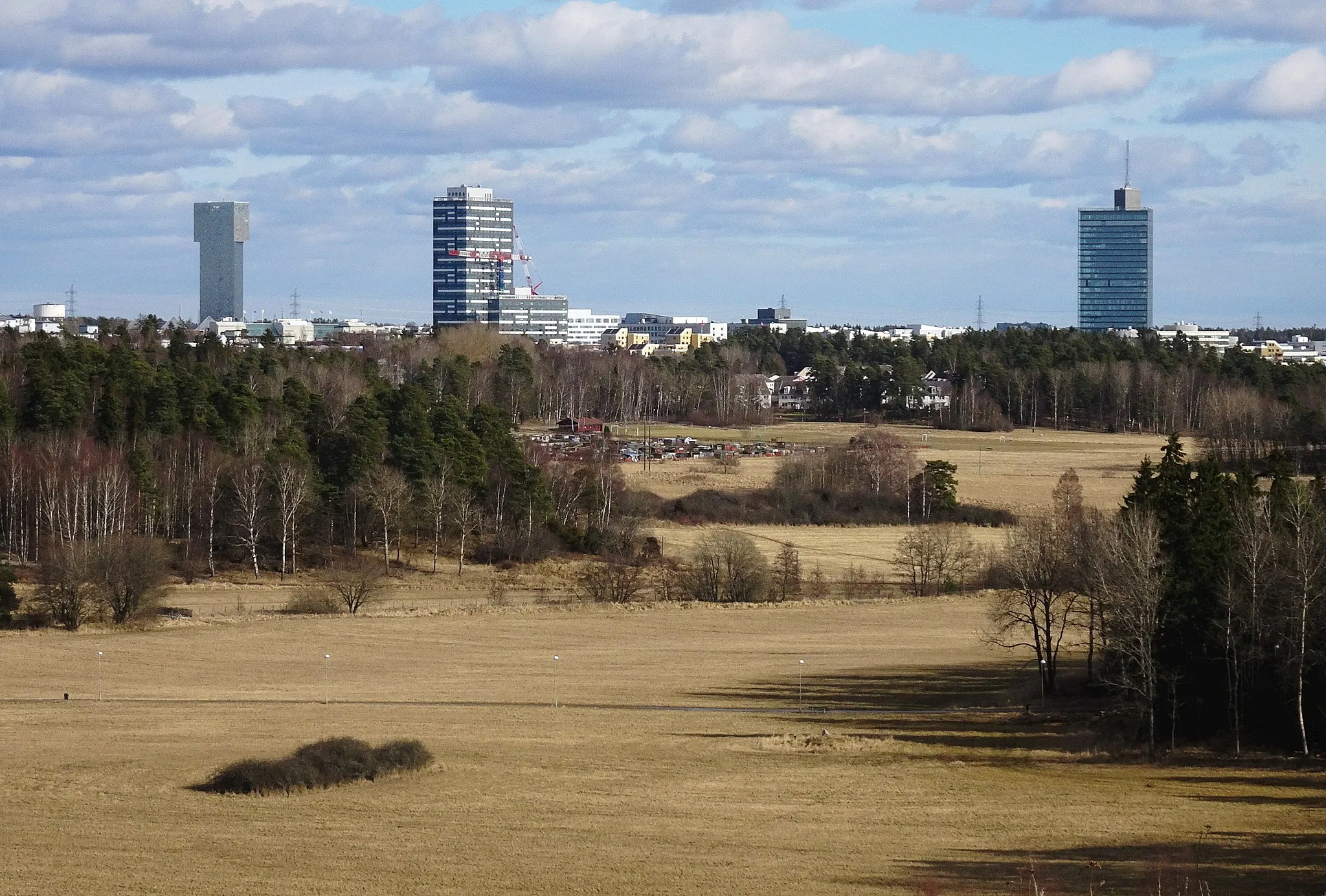 Photo showing: Vy från Granholmstoppen. Kistas höga byggnader på samma bild fr. vä.: Victoria Tower,  Kista torn och Kista Science Tower.