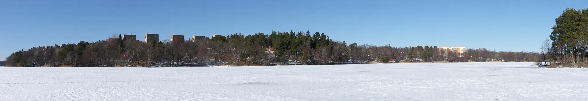 Photo showing: Panorama över östra delen av Farsta strand från Magelungens is.