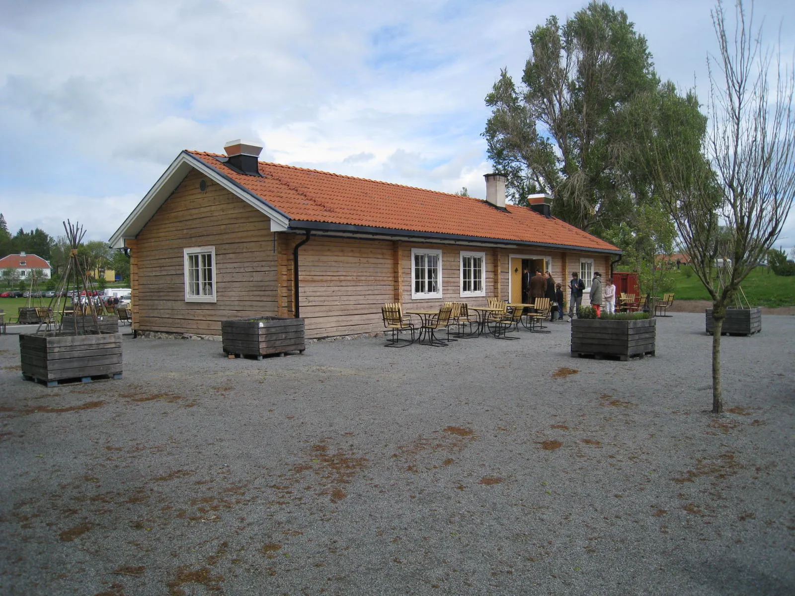 Photo showing: Wenngarn Slottsområde, Sigtuna, Uppland. Dammstugan och dammen. Stugan, som var från 1600-talet, brann ner i mars 2013. Dammstugan byggdes upp igen med gammal byggteknik.