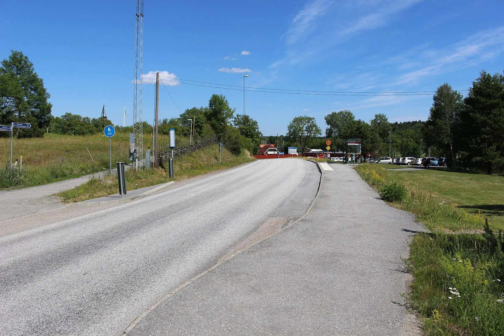 Photo showing: Hållplats utmed länsväg 268 i Brottby. Vy åt öster.