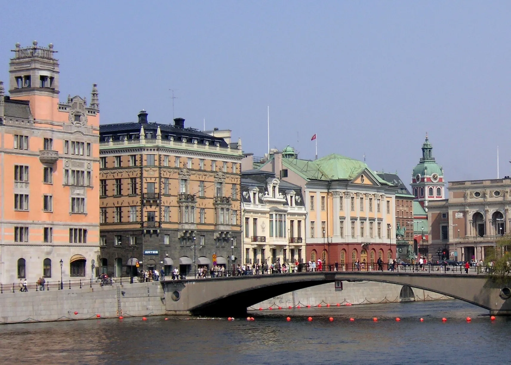 Photo showing: Riksbron i Stockholm med (fr.v.) Rosenbad, Adelswärdska huset, Sagerska palatset och Arvfurstens palats samt Operan