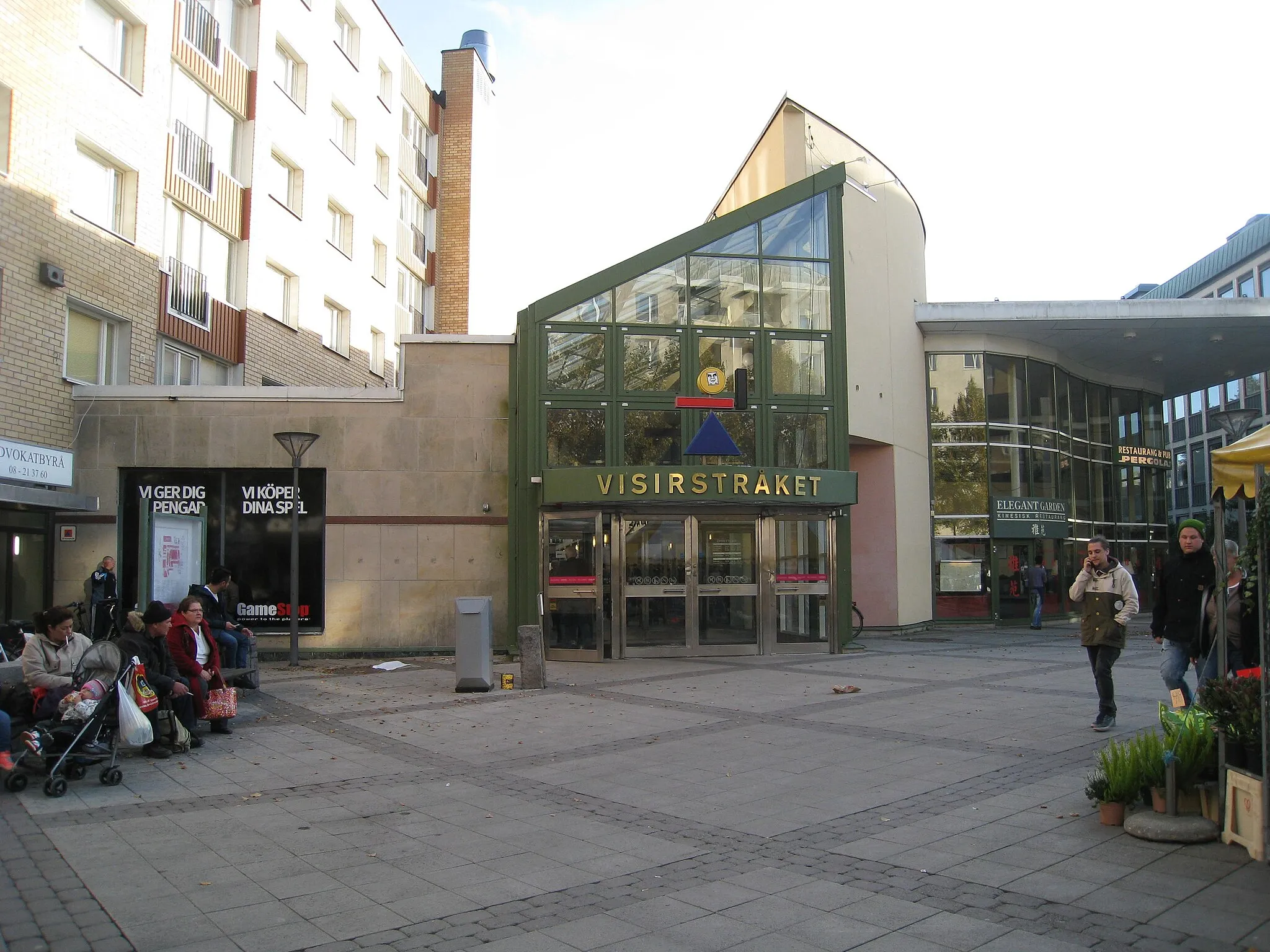 Photo showing: The centre of Jakobsberg, Järfälla, Stockholm County. The entry to Jakobsbergsgallerian at Visirstråket.