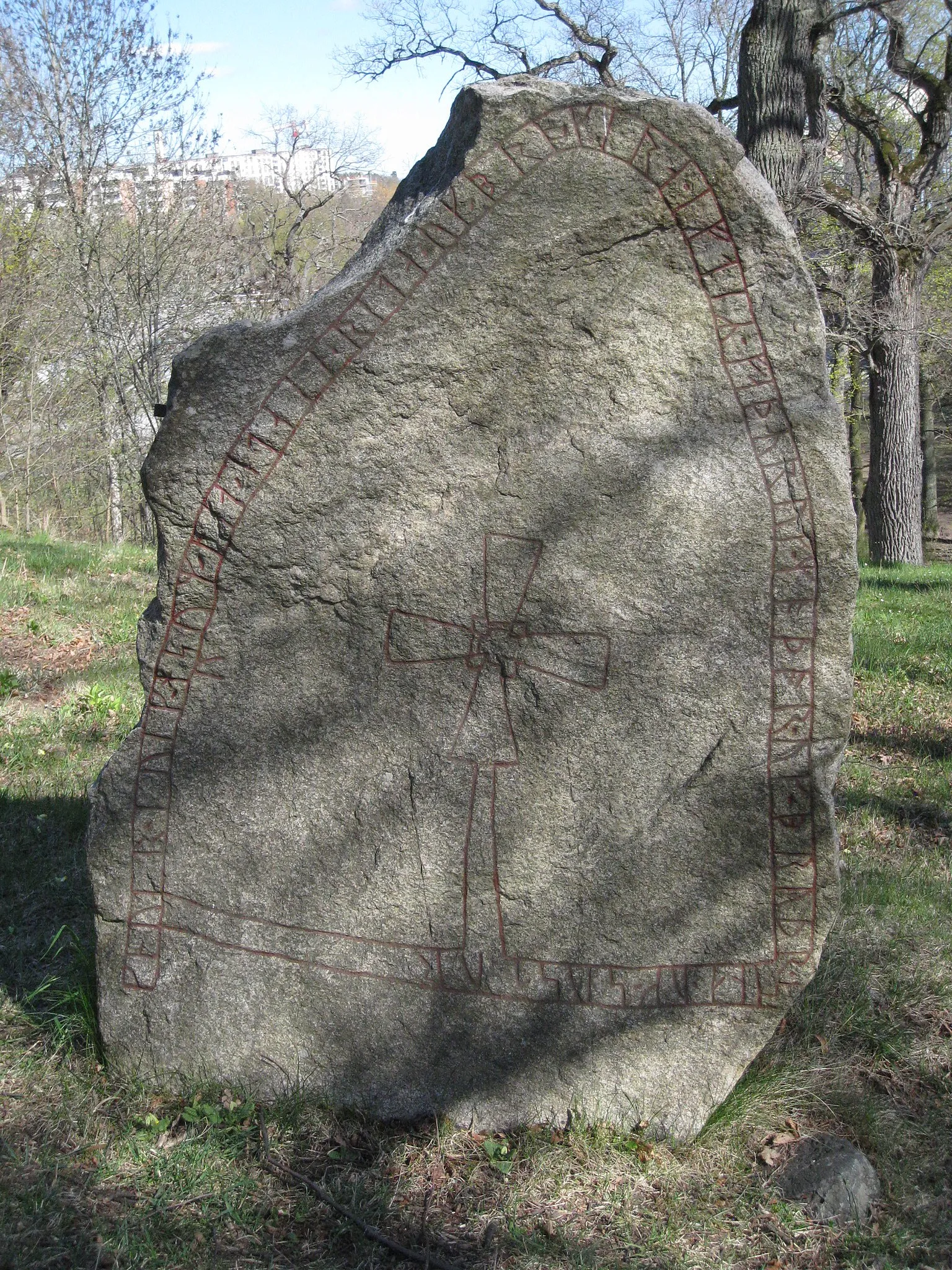 Photo showing: Runestone, Järfälla municipality, Sweden, "Upplands runinskrifter U92, Vibble", today at Jakobsbergs folkhögskola, Järfälla.