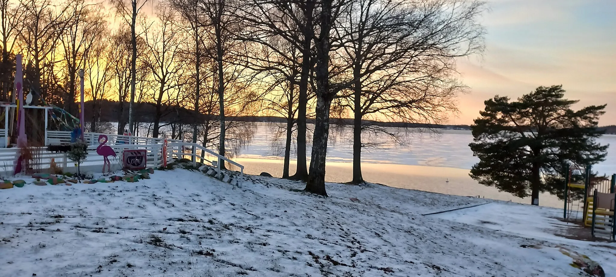 Photo showing: Görvälnsbadet, solnedgång i december 2021.