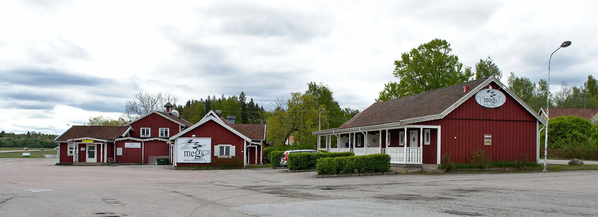 Photo showing: Småorten Malmby i Strängnäs kommun. På bilden syns den tidigare bensinstationen och värdshuset. I vänsterkanten syns tidigare E 20.