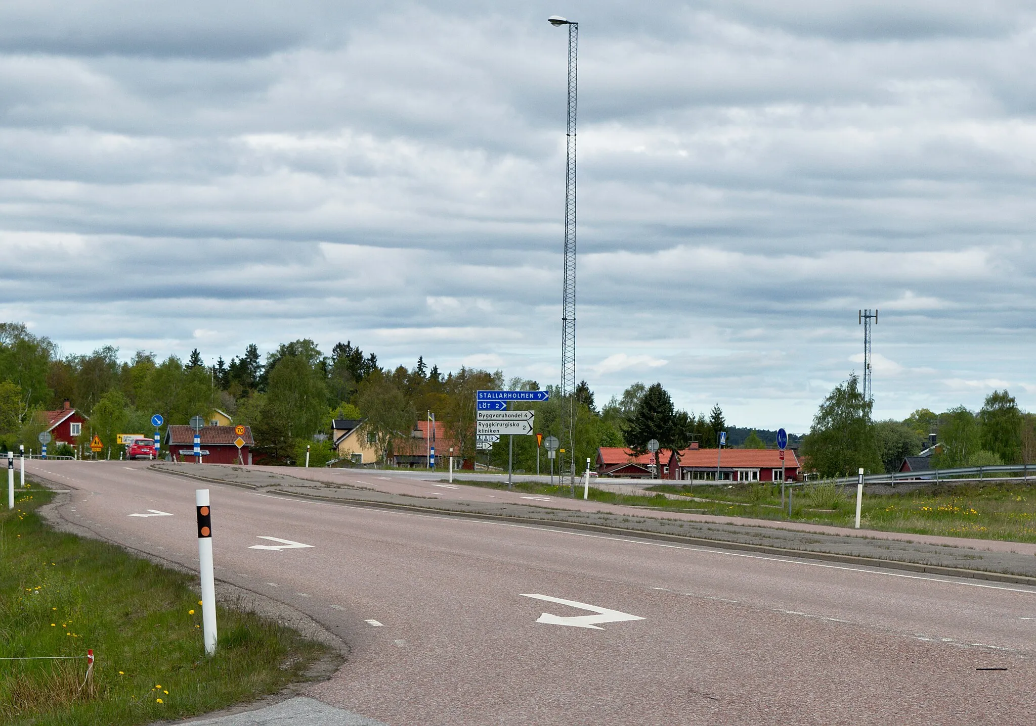 Photo showing: Småorten Malmby i Strängnäs kommun. Vägen som syns är tidigare E 20 med avfarten mot Stallarholmen.