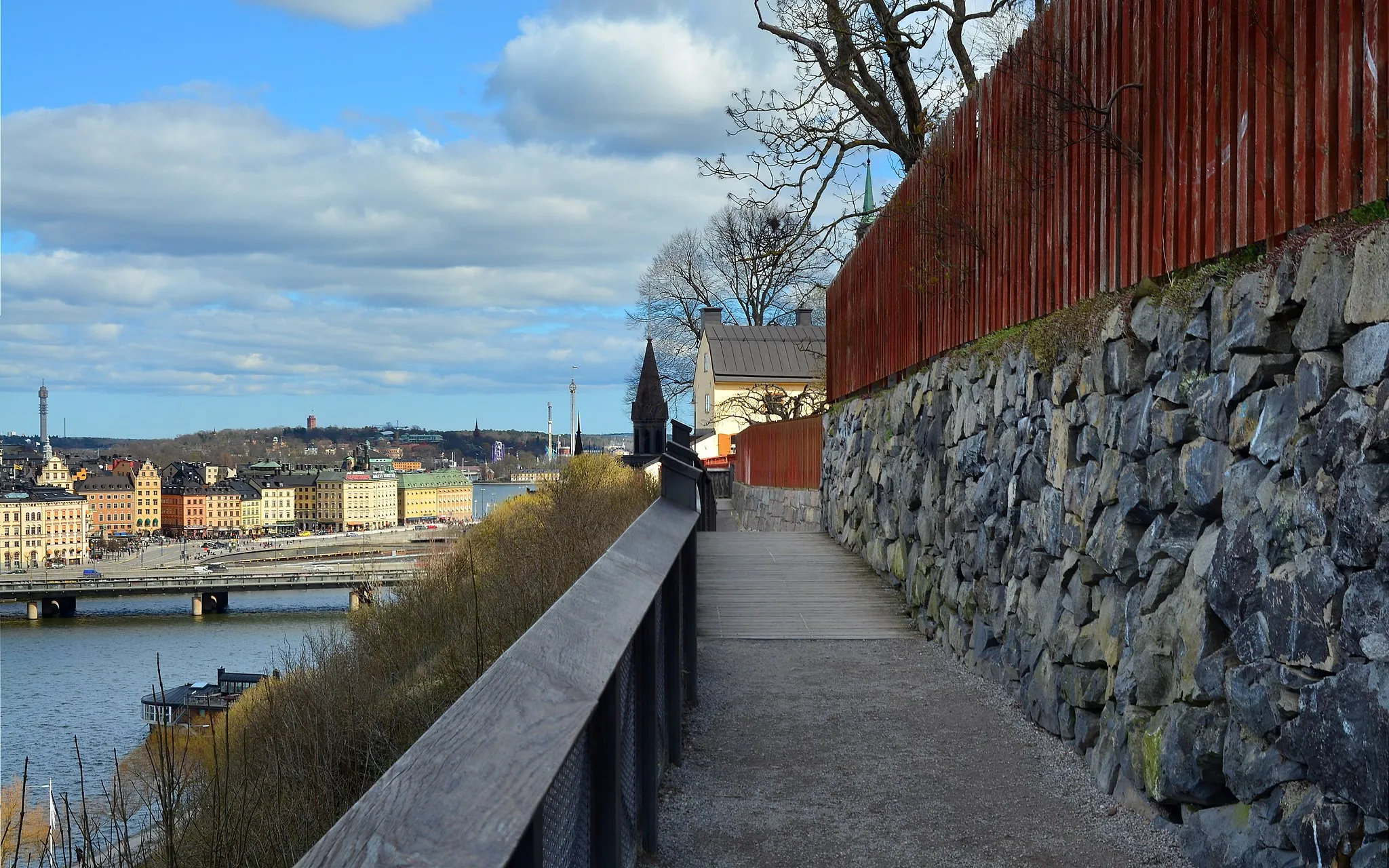 Photo showing: Monteliusvägen slingrar sig fram högt över Söder Mälarstrand på Södermalm i Stockholm.