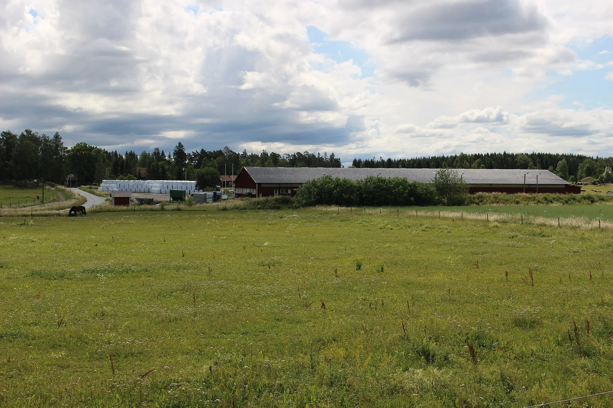 Photo showing: Ladugård i Säva. Vy mot söder.