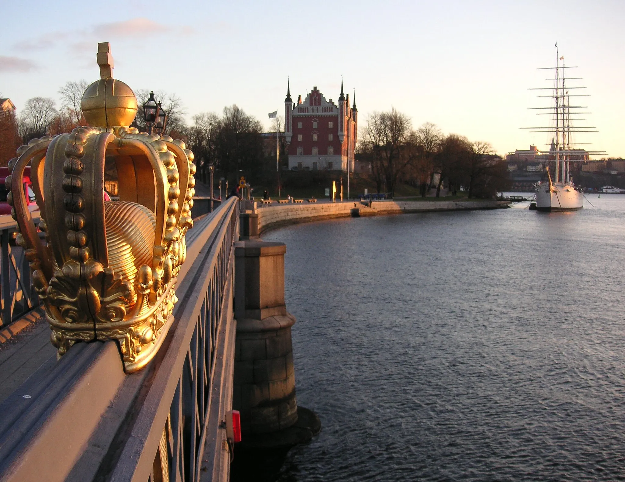 Photo showing: Skeppsholmsbron, Brücke zwischen Blasieholmen und Skeppsholmen in Stockholm, im Hintergrund die "af Chapman"