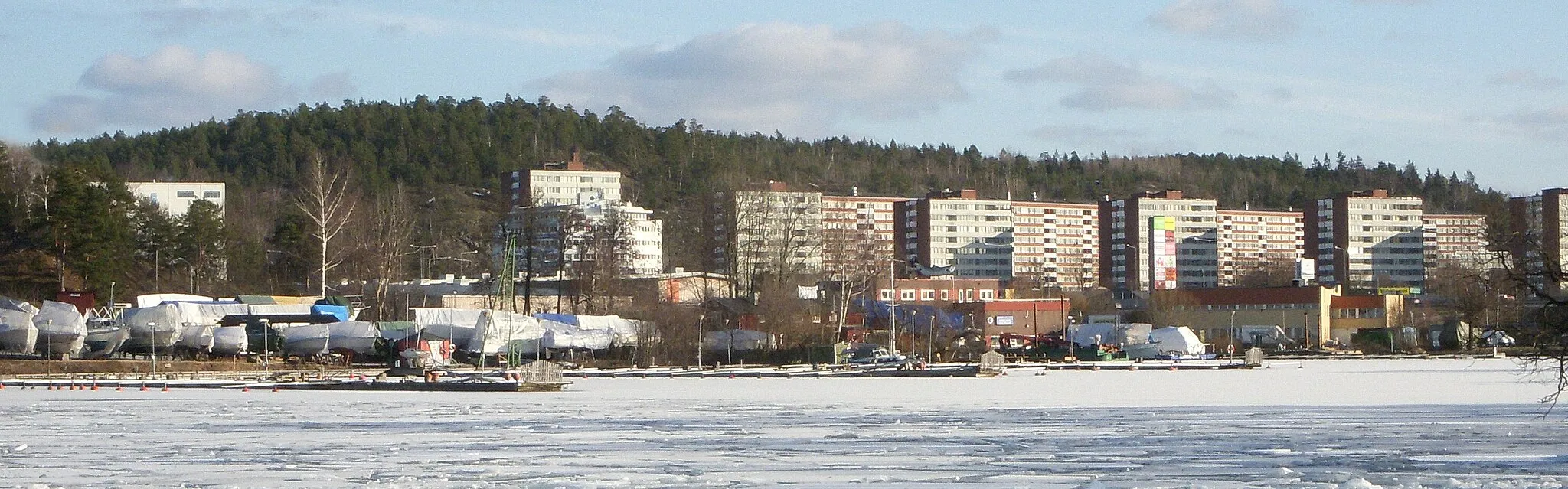 Photo showing: Masmoberget sett från Vårbyfjärden