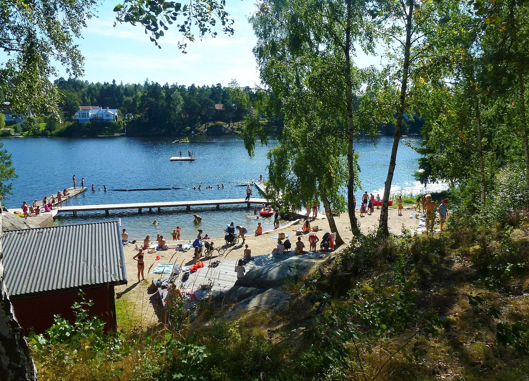 Photo showing: Bagarsjön i Lännersta, badplatsen