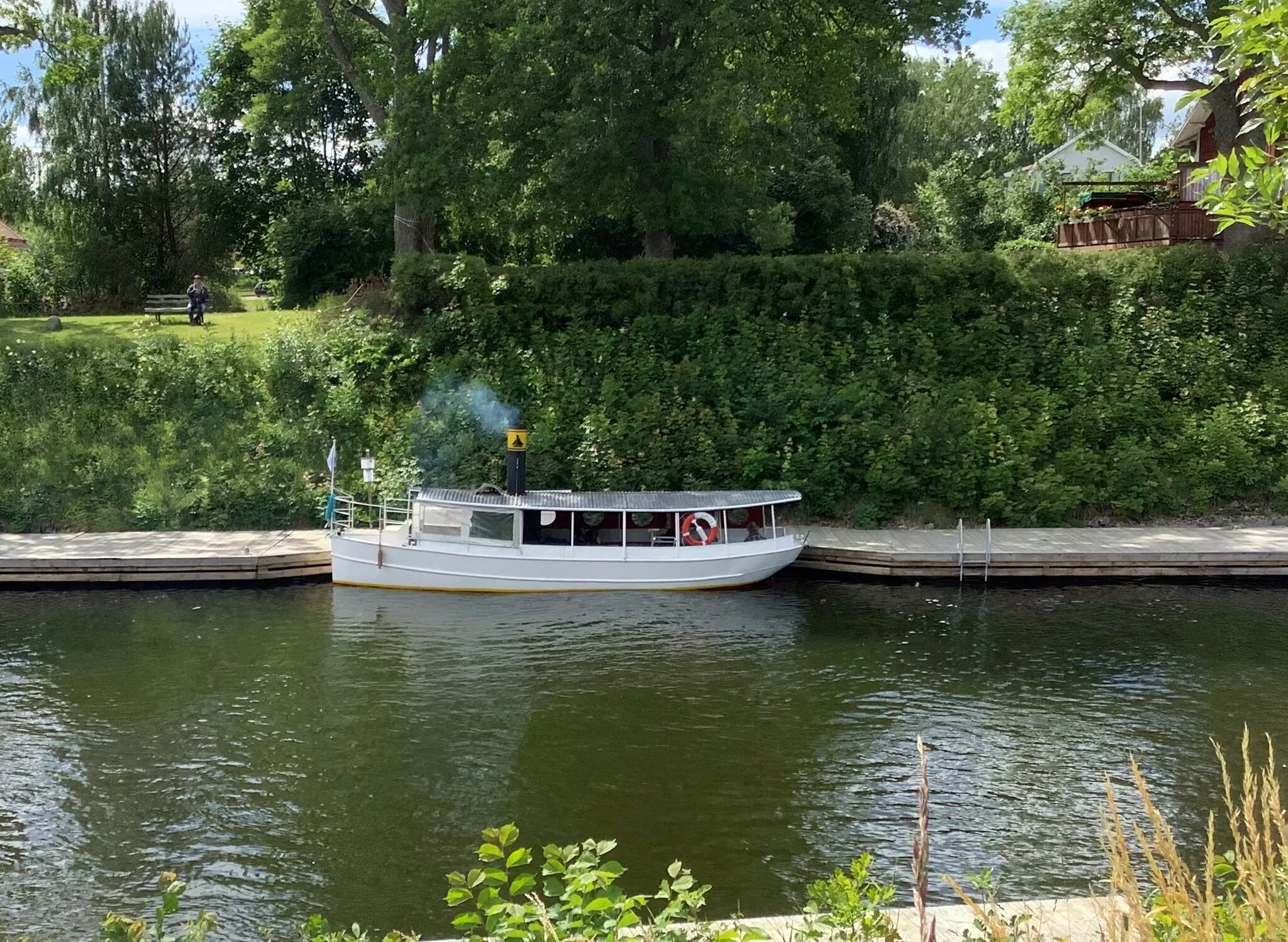 Photo showing: S/S Elmsta in Väddö Canal in central Älmsta (or Elmsta) in Norrtälje Municipality, Stockholm County, Sweden. S/S Elmsta belongs to the Maritime Museum of Roslagen.