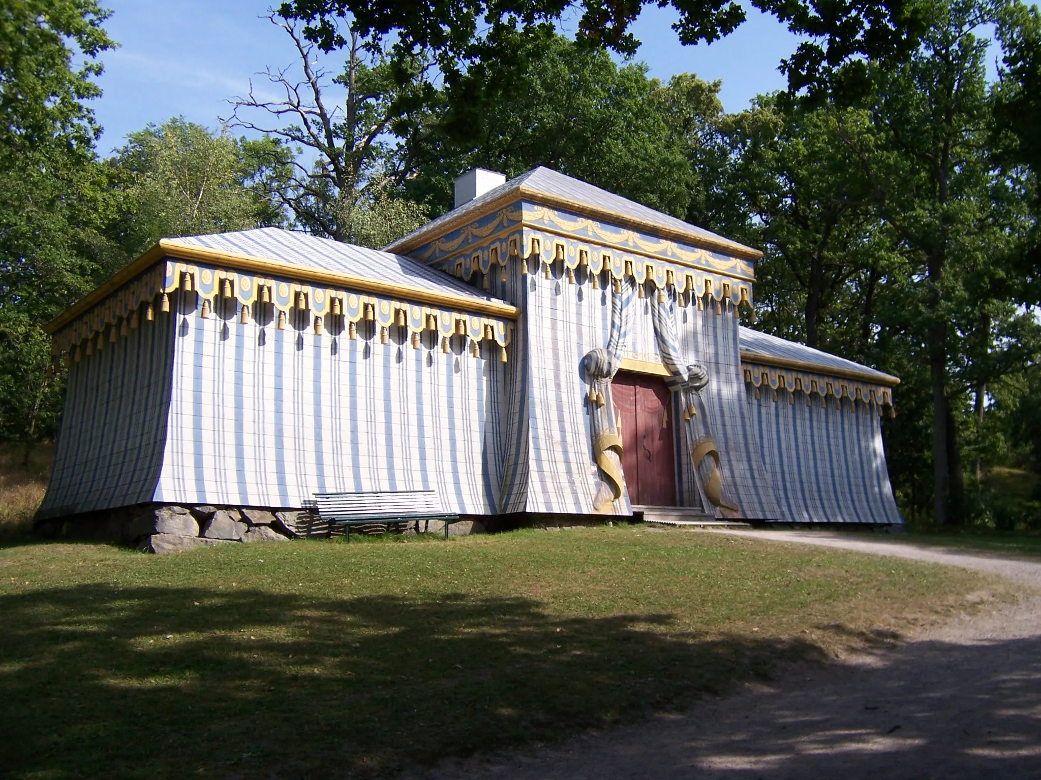 Photo showing: The Guard's Tent, wooden building for the guards of the Chinese Pavillions at Drottningholm Palace (Sweden)
own work, all rights released