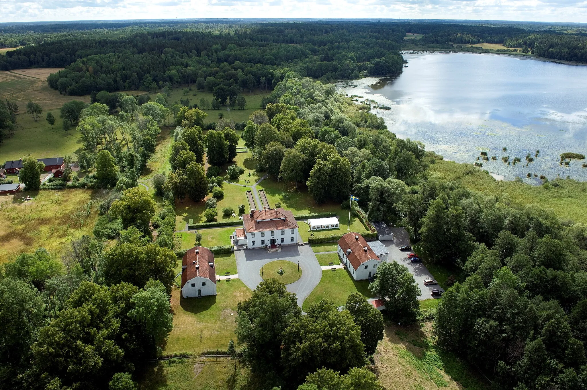 Photo showing: Noors slott och Säbysjön.