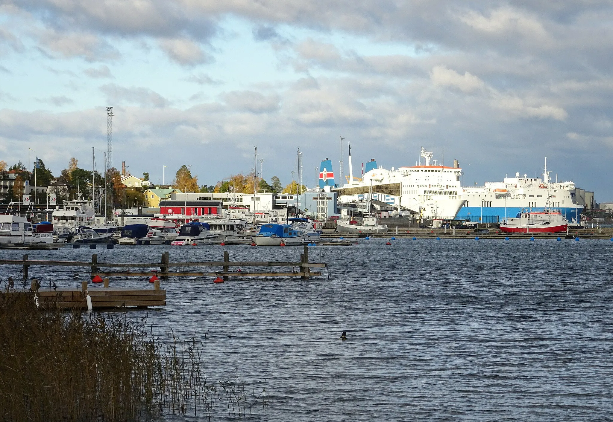 Photo showing: Nynäshamns hamn och färjeterminal