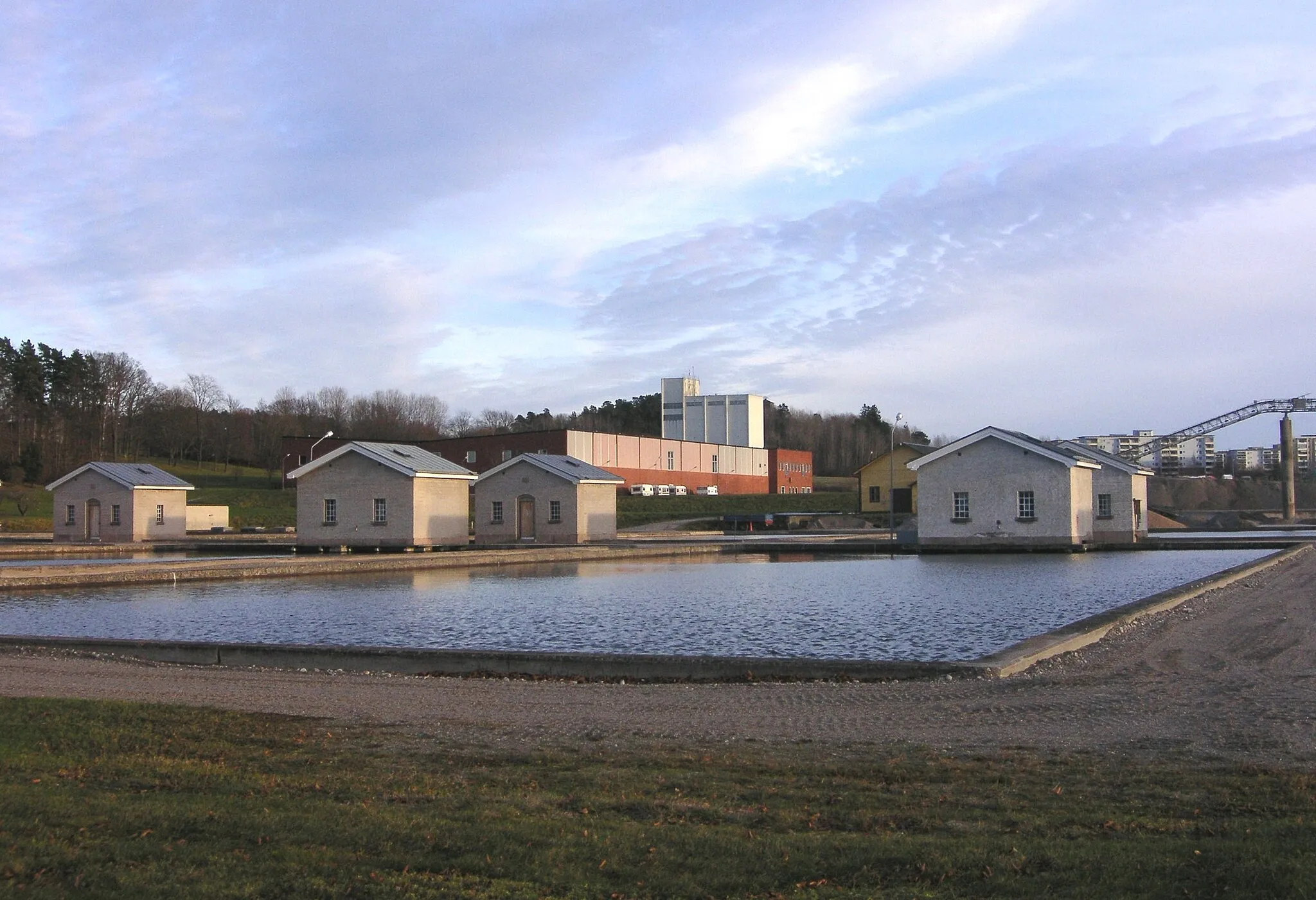 Photo showing: Norsborgs vattenverk, långsamfilter och Östra verket i bakgrunden