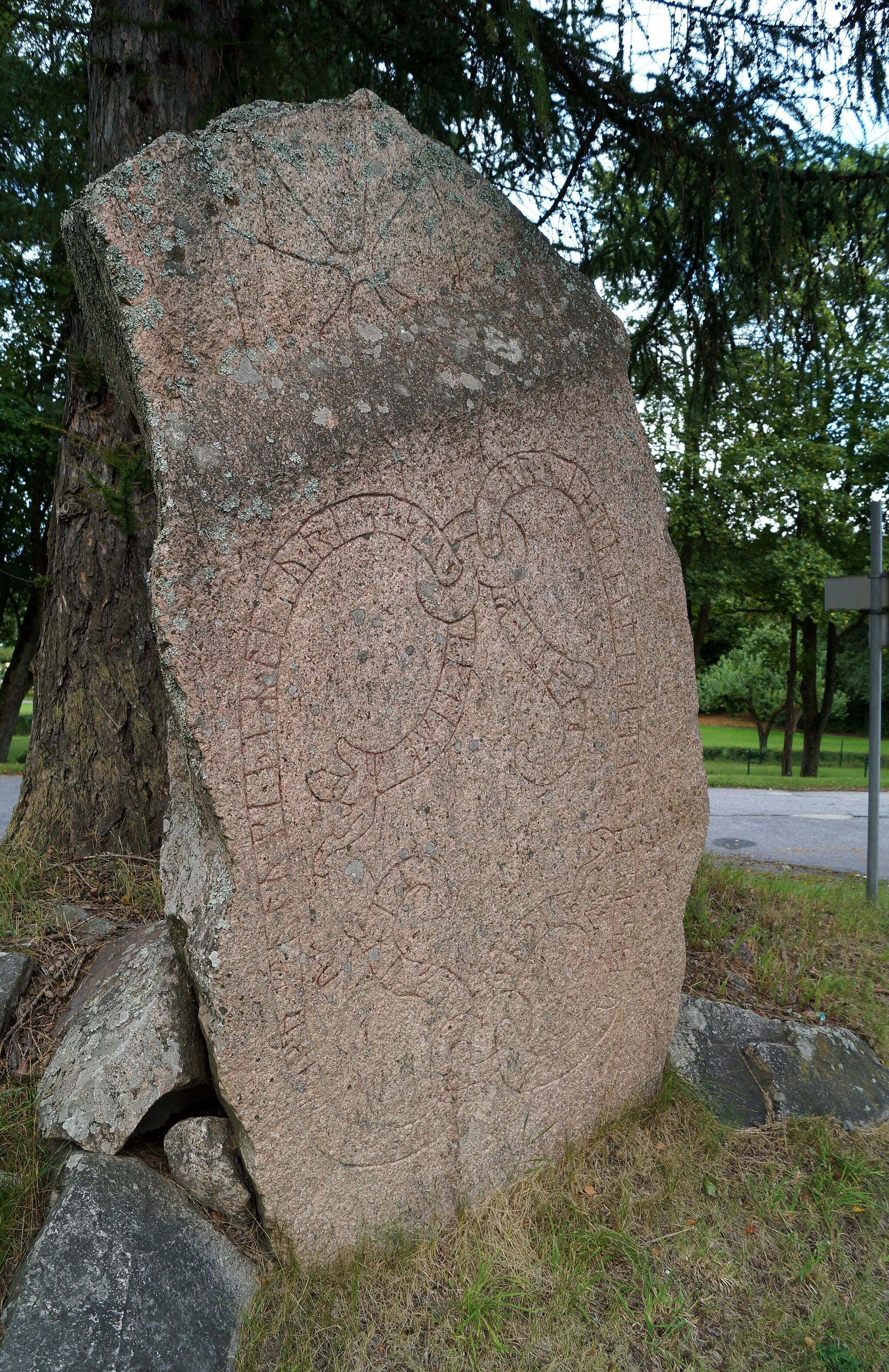 Photo showing: The runestone U 276 close to [[:en:Löwenströmska lasarettet]|Löwenströmska lasarettet]].