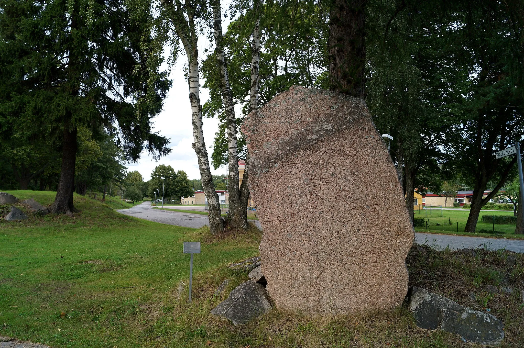 Photo showing: The runestone U 276 close to [[:en:Löwenströmska lasarettet]|Löwenströmska lasarettet]].