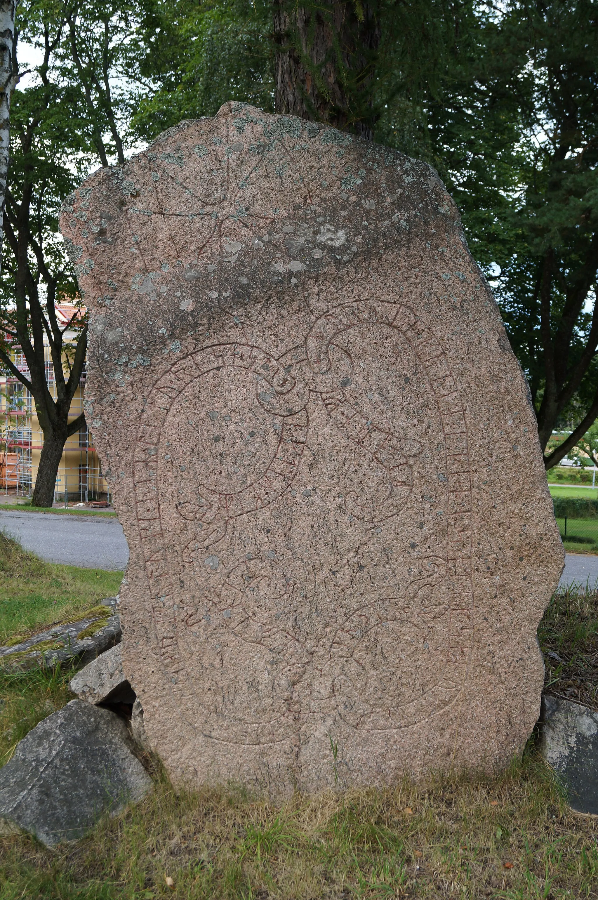 Photo showing: The runestone U 276 close to Löwenströmska lasarettet.