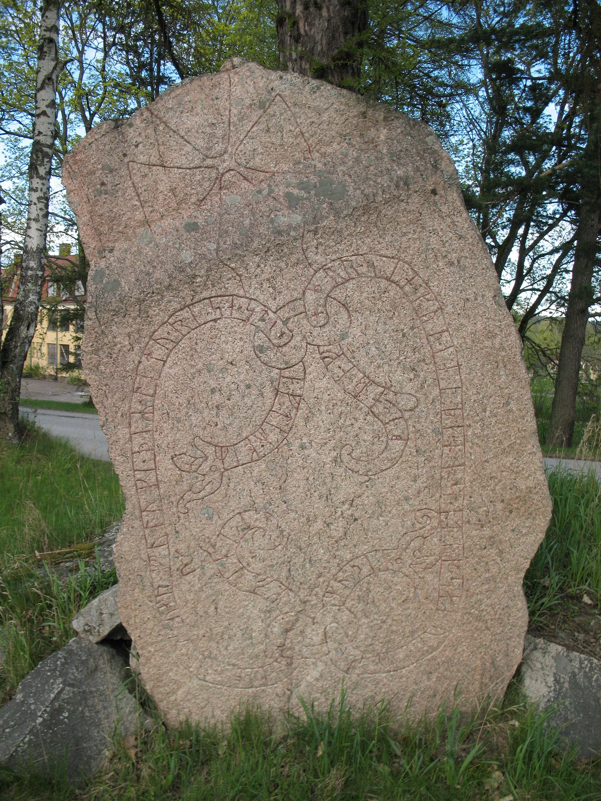 Photo showing: runestone in Uppland, Sweden.

This is a picture of an archaeological site or a monument in Sweden, number Hammarby 55:1 in the RAÄ Fornsök database.