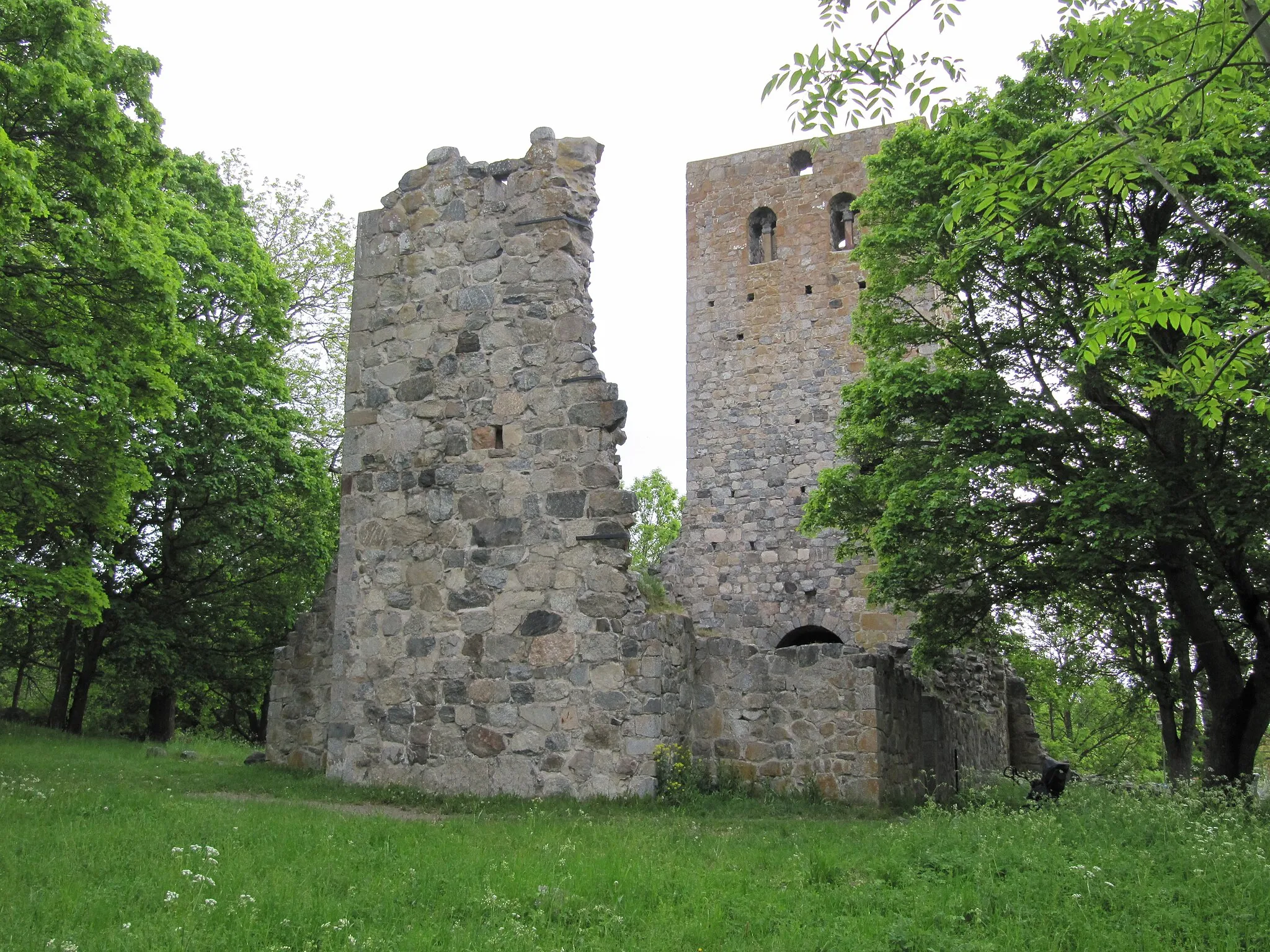 Photo showing: Sankt Pers kyrkoruin från väster