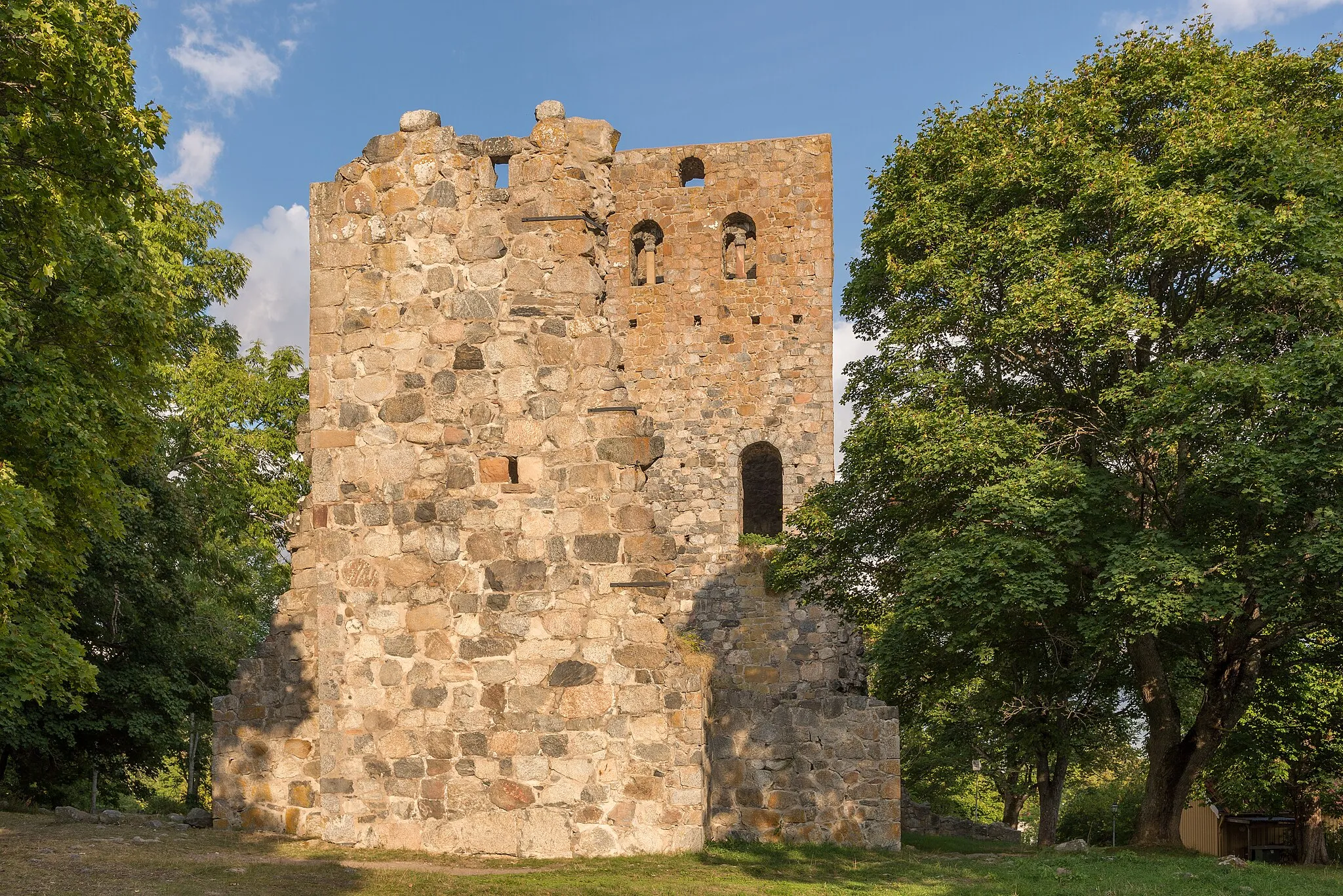 Photo showing: The ruins of the St Olof Church in Sigtuna.