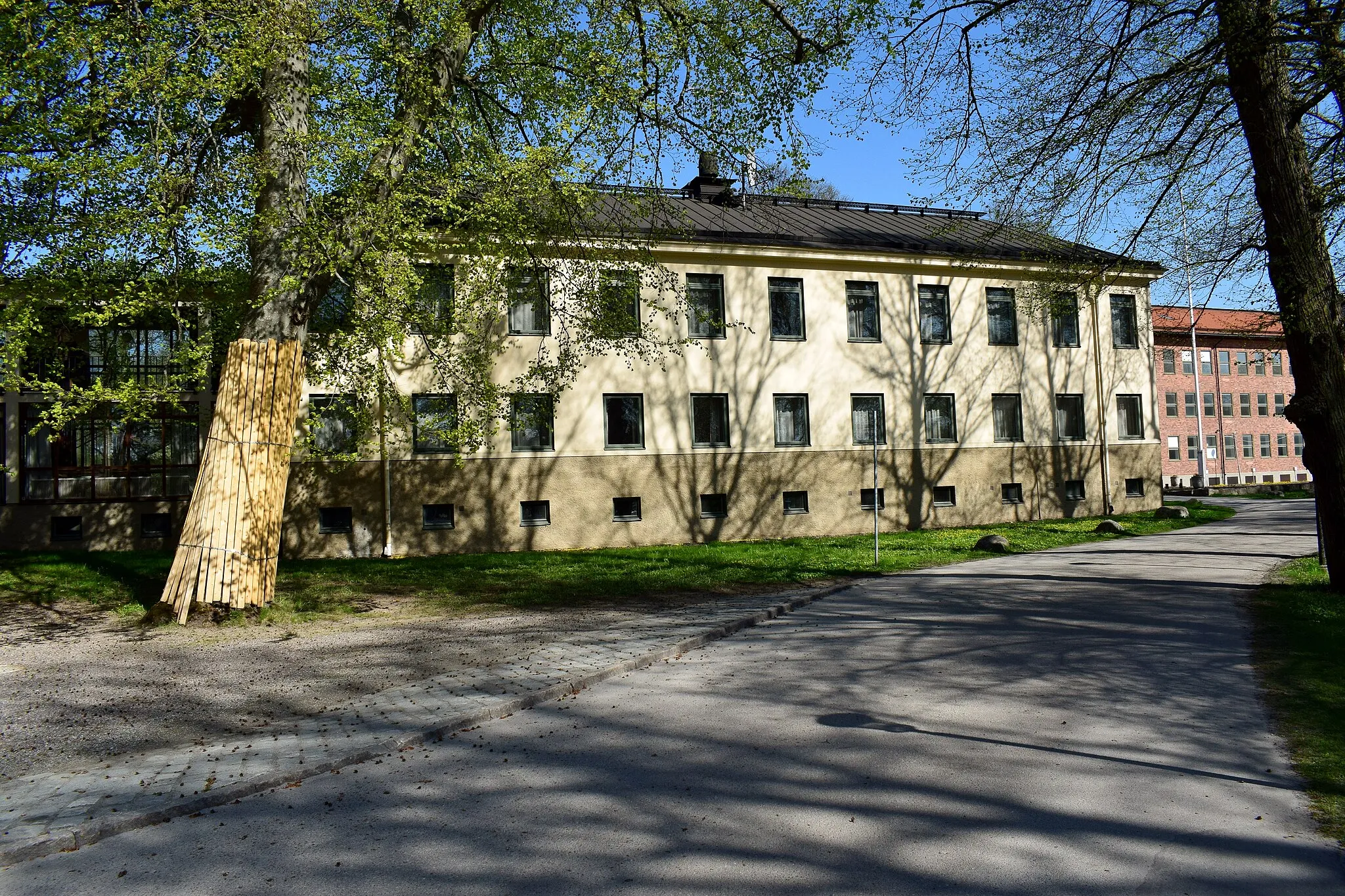 Photo showing: Annex till Näsby slott, och möjligtvis före detta kanslibyggnad till Sjökrigsskolan i Näsbypark, Täby kommun.