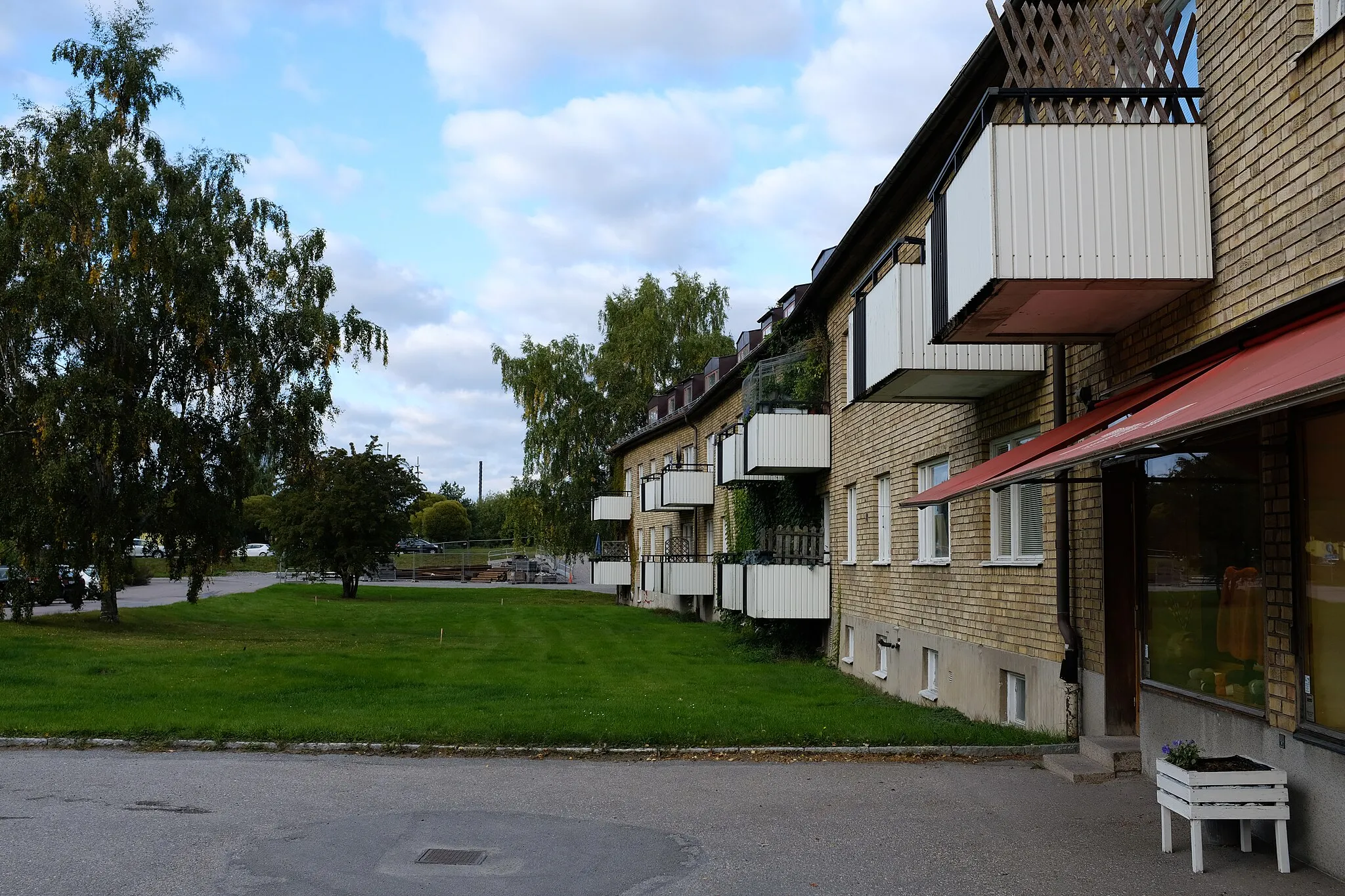 Photo showing: Blåklinten 1, also known as Bananhuset (Banana House), historical building in Täby, demolished.