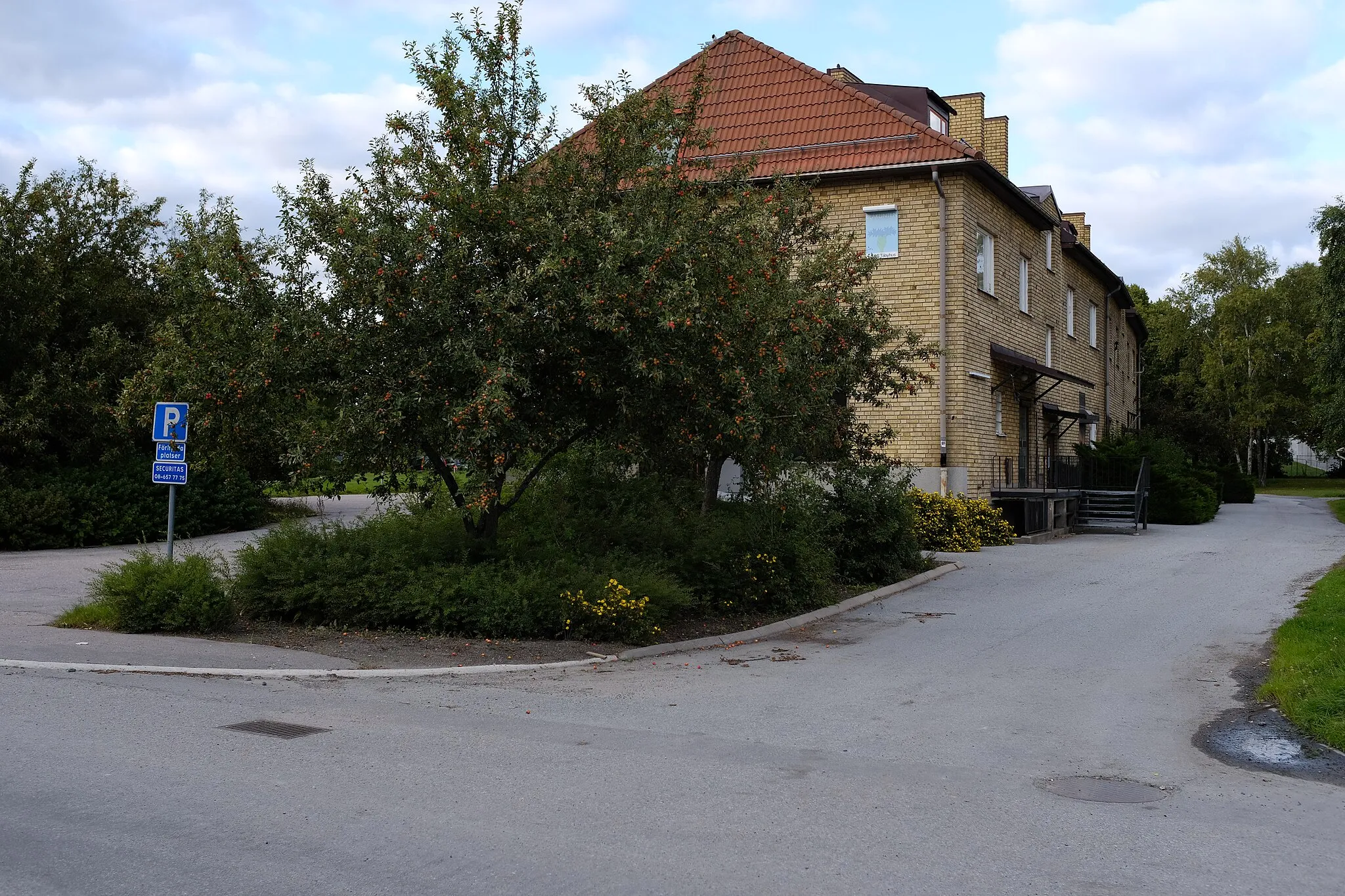 Photo showing: Blåklinten 1, also known as Bananhuset (Banana House), historical building in Täby, demolished.