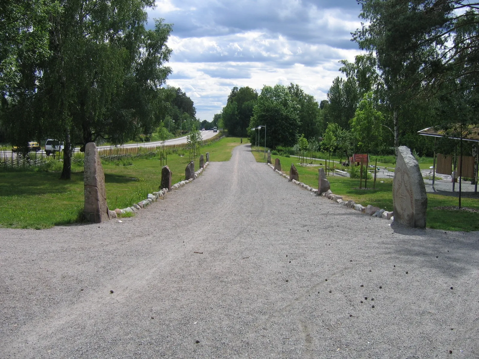 Photo showing: Jarlabankes bro i Täby. Till vänster runstenen U 164, till höger U 165.