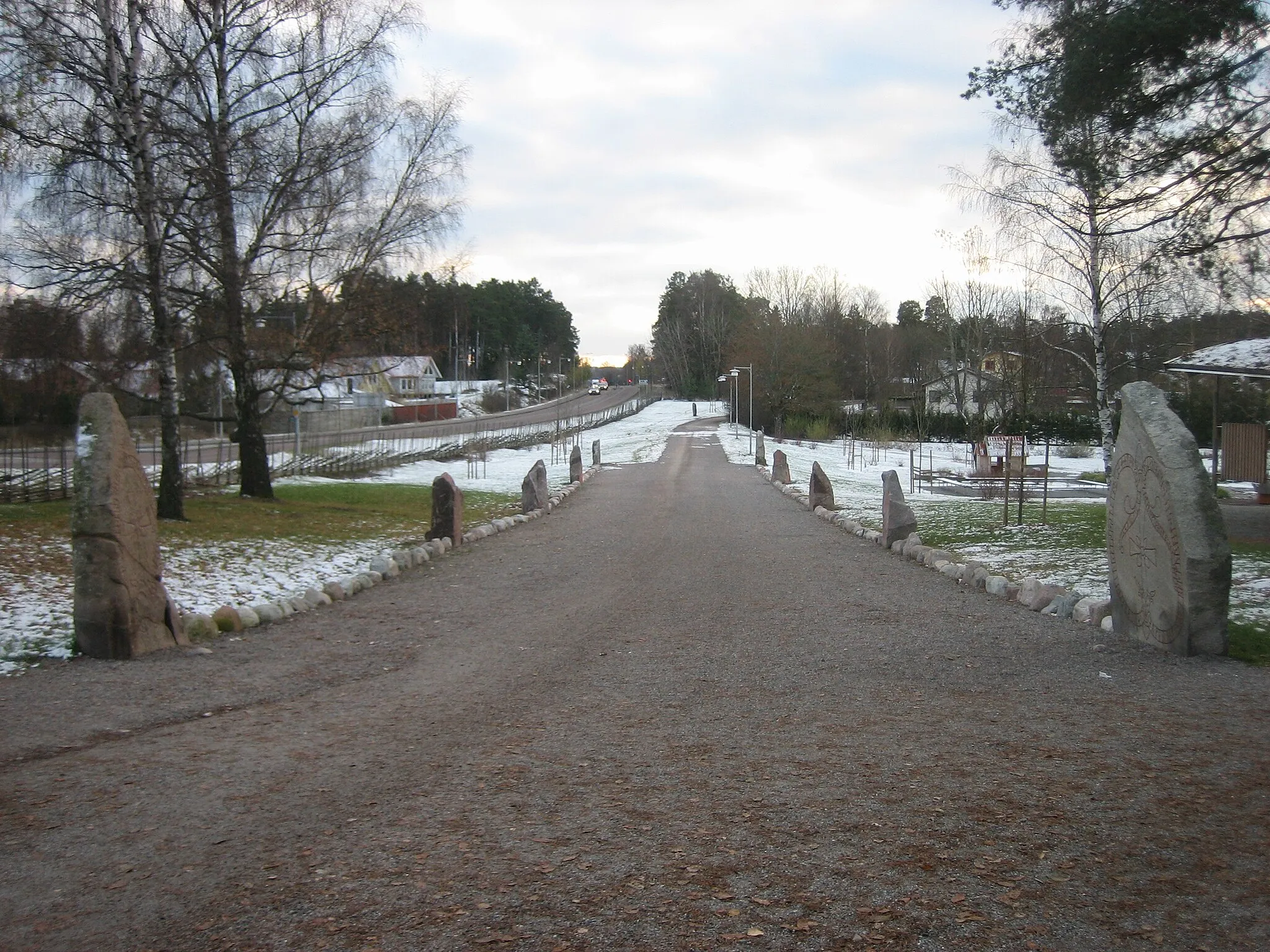 Photo showing: Jarlabanke's Bridge in Täby seen from the 'entrance'. To the left is runic inscription U 164, to the right U 165.