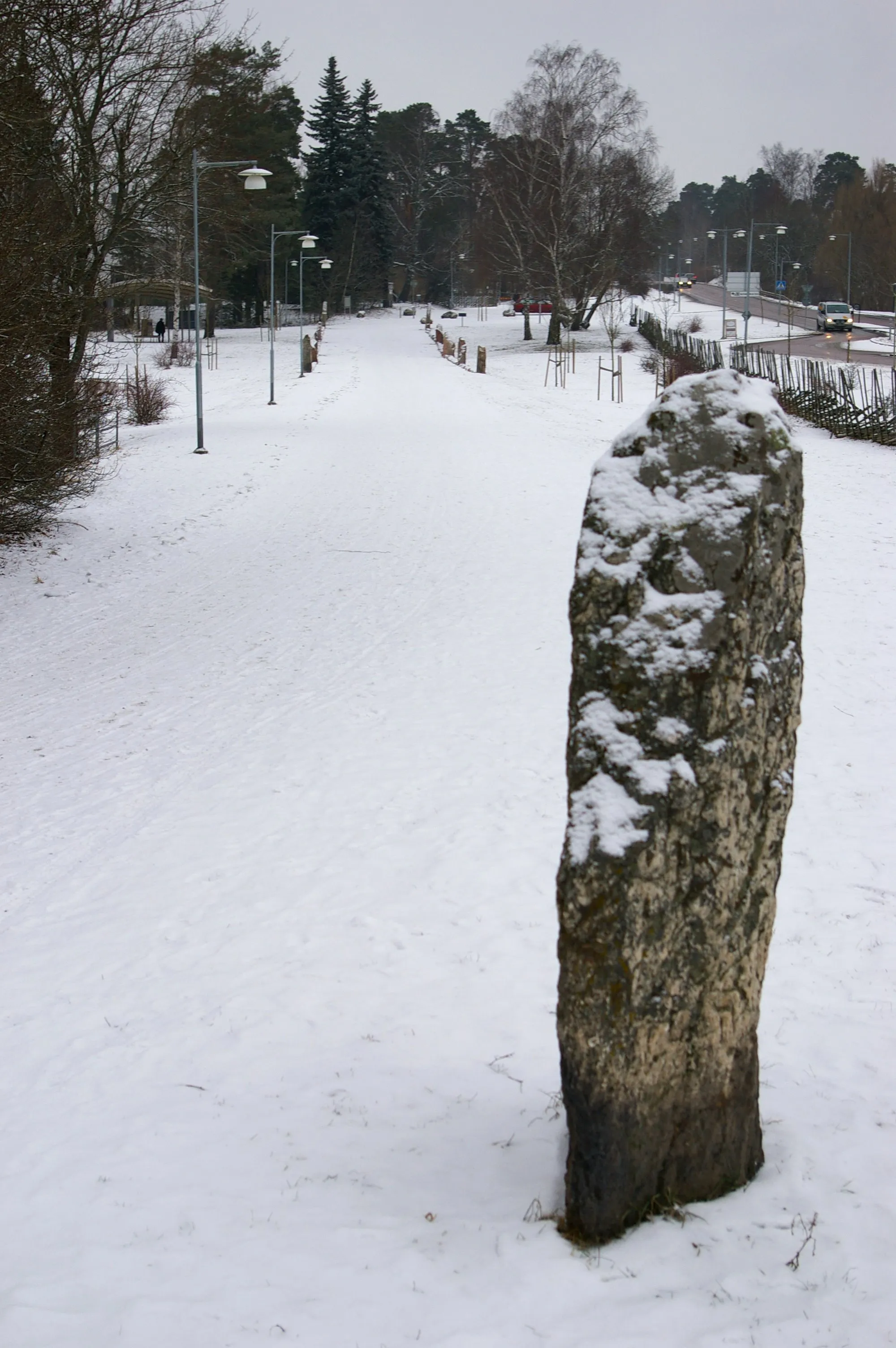 Photo showing: Jarlabankes bro i Täby socken, Täby kommun, Stockholms län, Uppland, Sverige. Detta är en gammal väg som har markerats med resta stenar och runstenar där den går över ett vattendrag. I förgrunden ses den resta stenen i södra änden av Jarlabankes bro. Stenen har beteckningen RAÄ-nummer Täby 4:5.