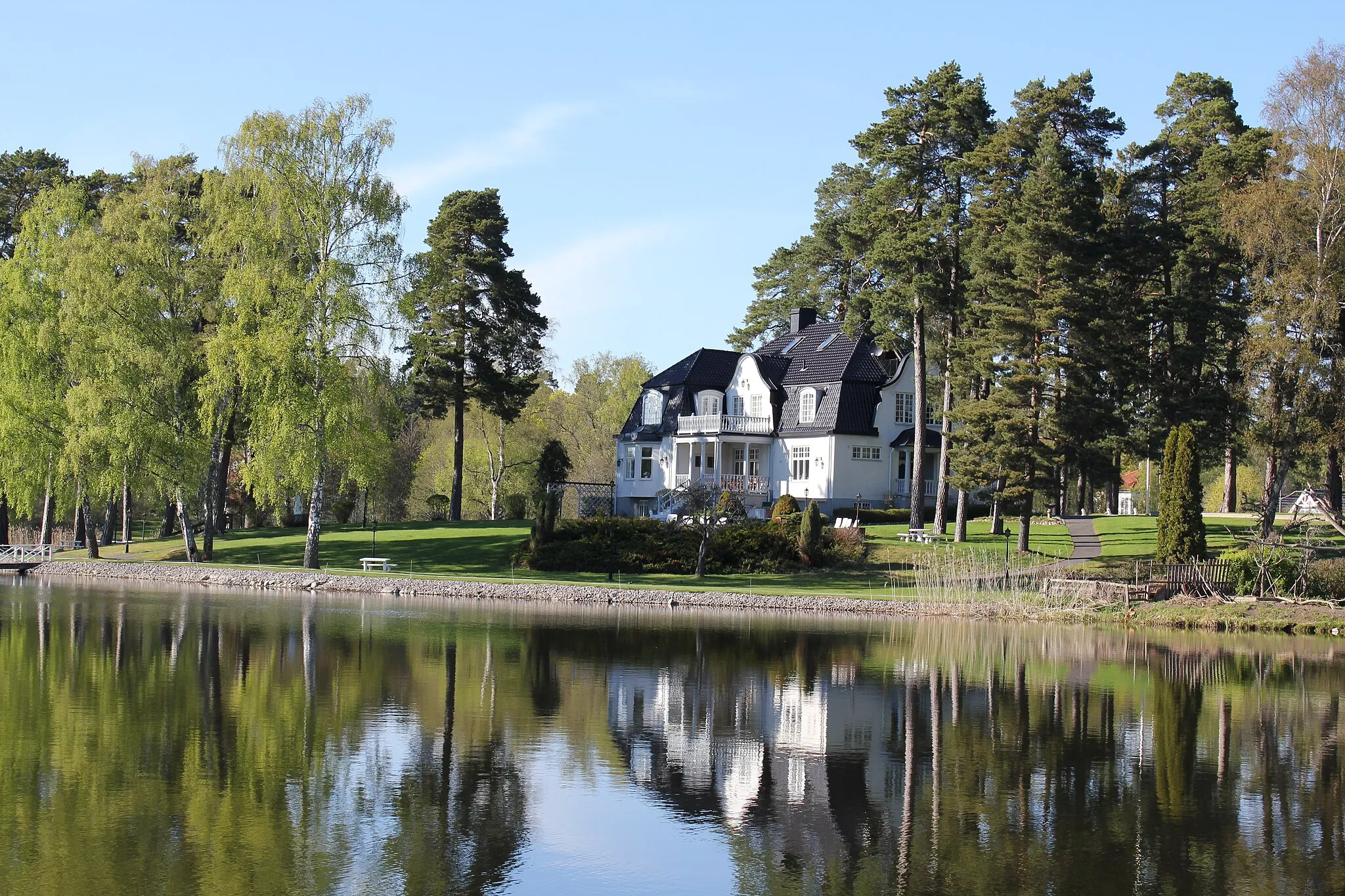 Photo showing: Villa Engwall (or Sigridsgården) at Lake Uttran (Utterkalven) in the town of Uttran in Botkyrka municipality south of Stockholm, Sweden.