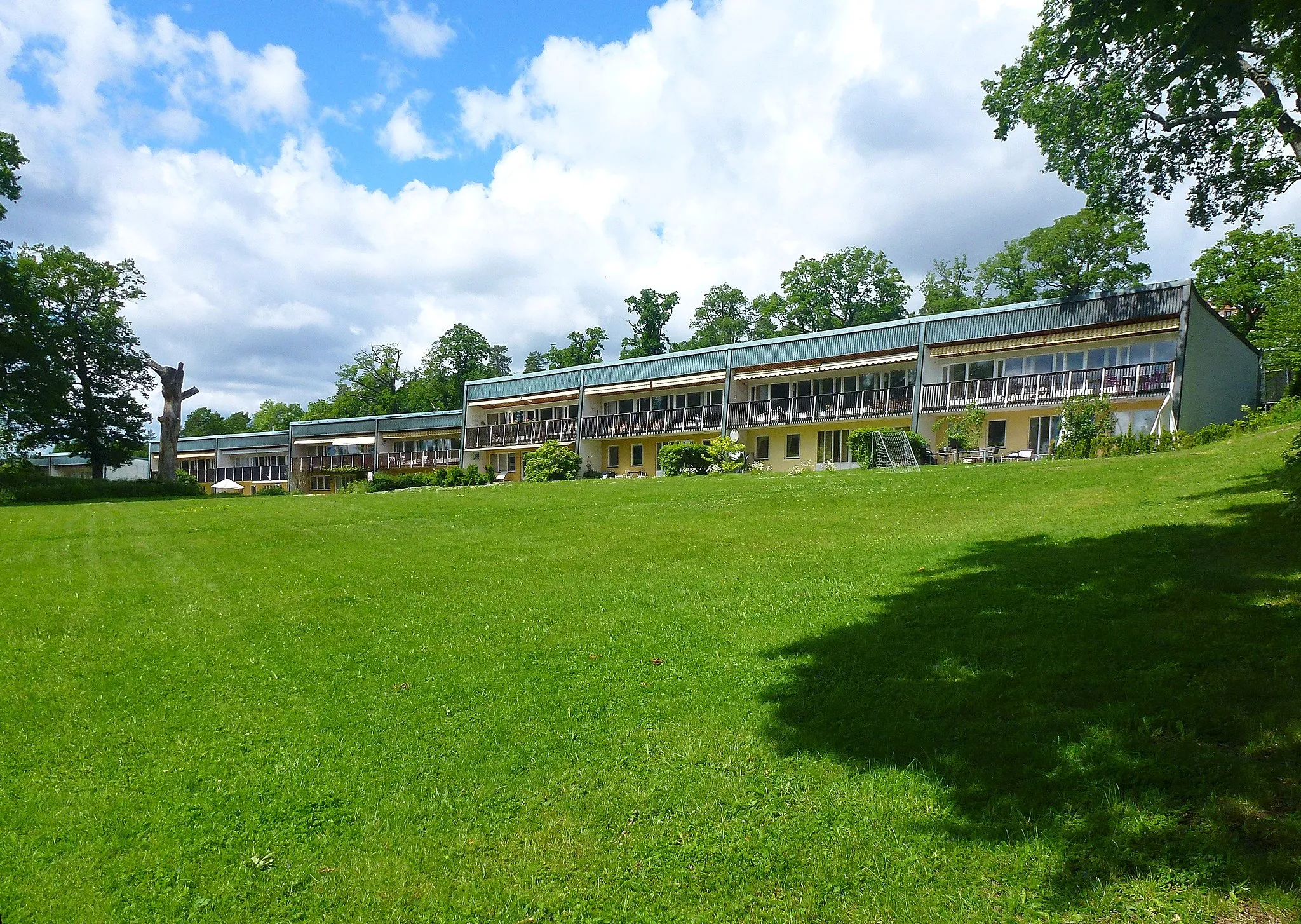 Photo showing: Radhus i kvarteret Hökarängens gård, vy över Dreviken, arkitekt Immanuel Häusler