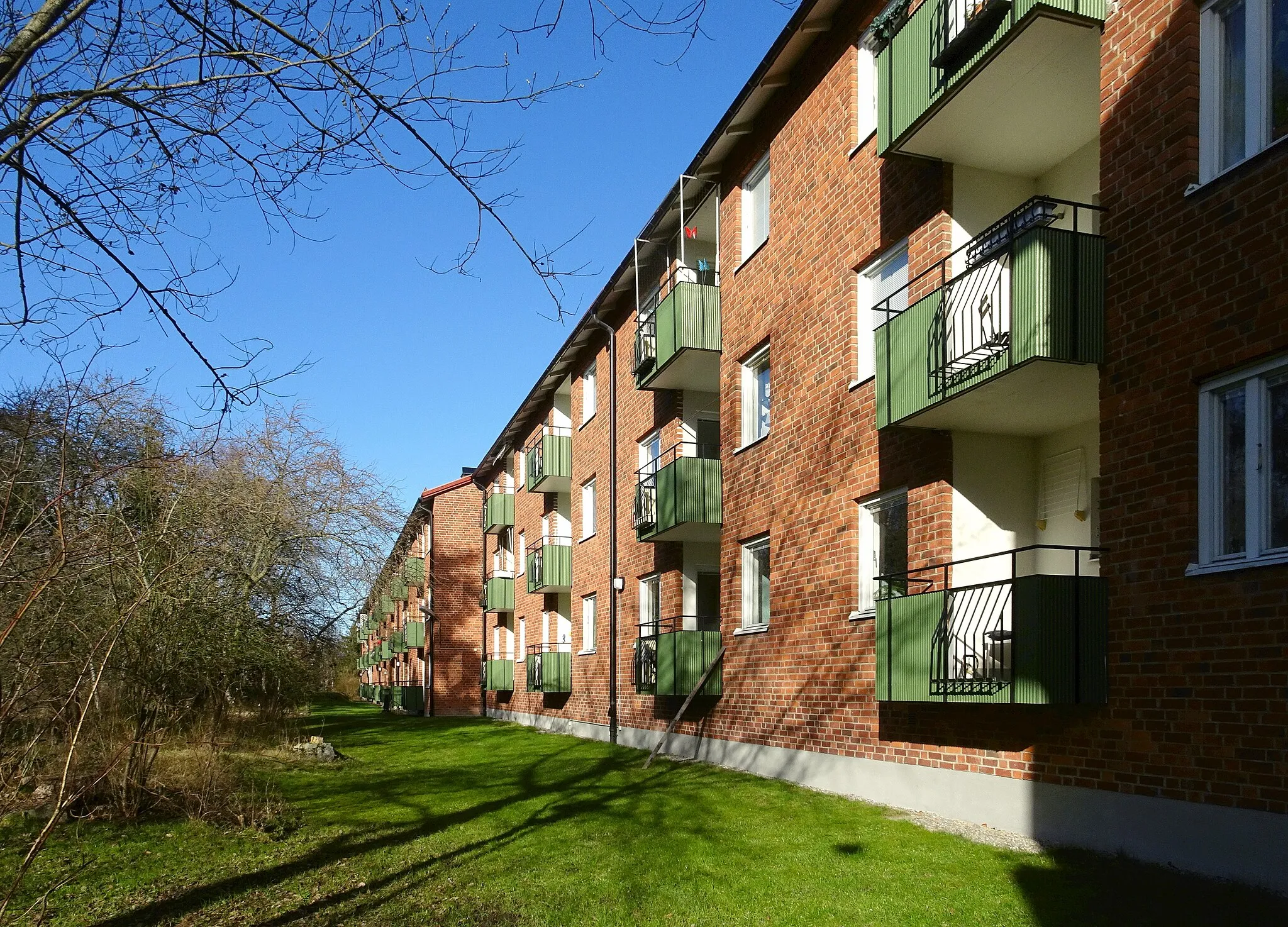 Photo showing: Bandhagen, Fågelstavägen, smalhus: byggår 1952 - 1968. Beckstrands Byggnads AB (Byggmästare)
Bengt Karlsson (Arkitekt)
Curt Strehlenert (Arkitekt)
Eric Anjou (Trädgårdsarkitekt)
HSB:s Riksförbund, Arkitektkontoret (Arkitektkontor)

Hyresgästföreningens i Stockholm Brf Bandhagen (Byggherre)