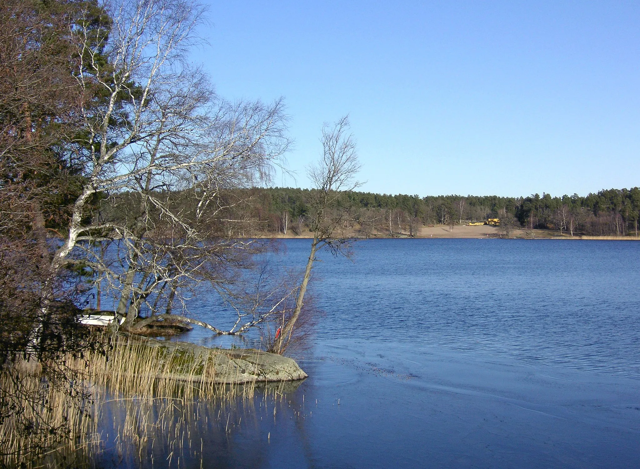 Photo showing: Flaten från Ekudden med Flatenbadet i bakgrunden