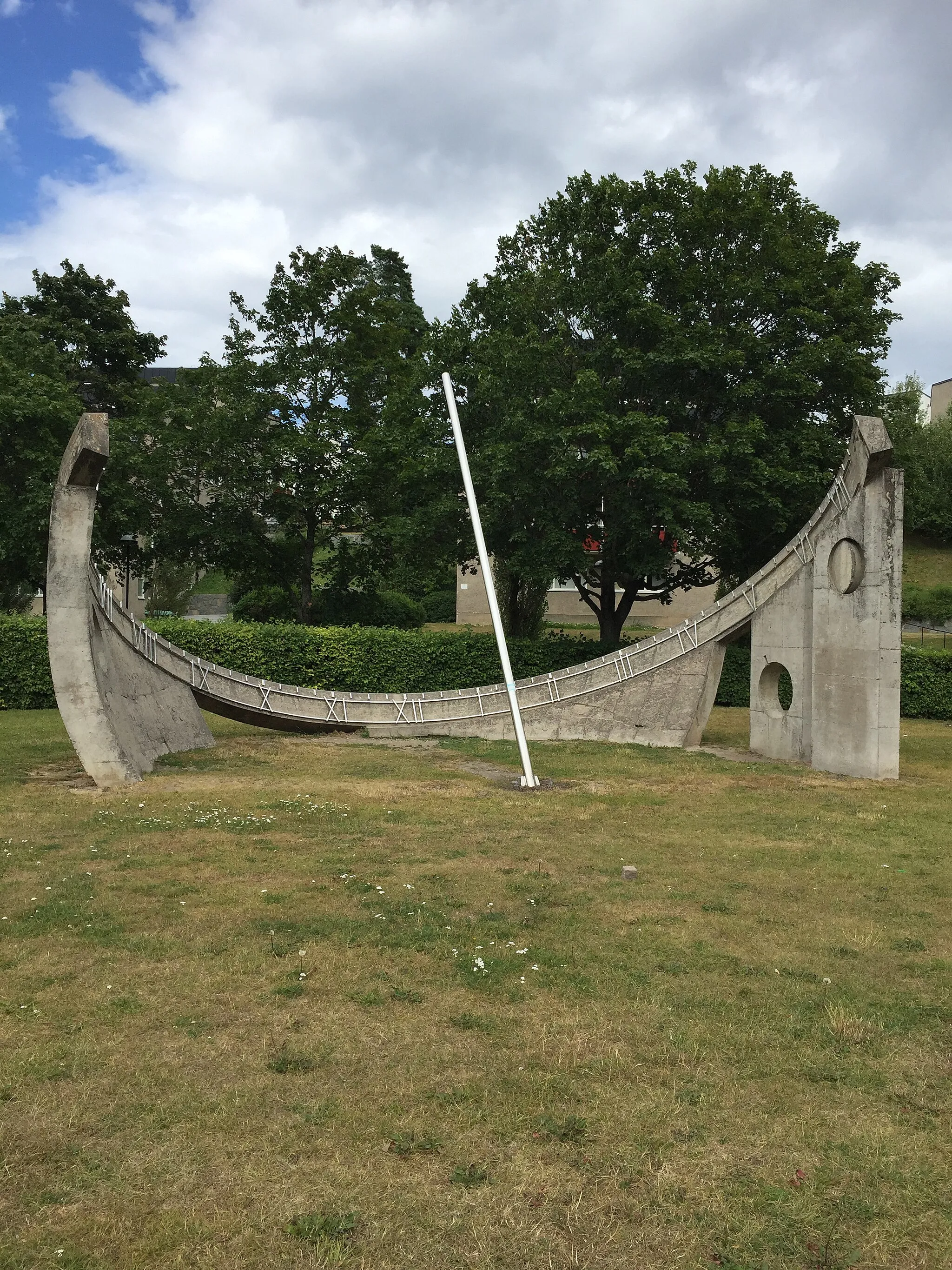 Photo showing: Sundial by Sven Holmström at Solursparken in Vällingby, Stockholm, Sweden, 2017