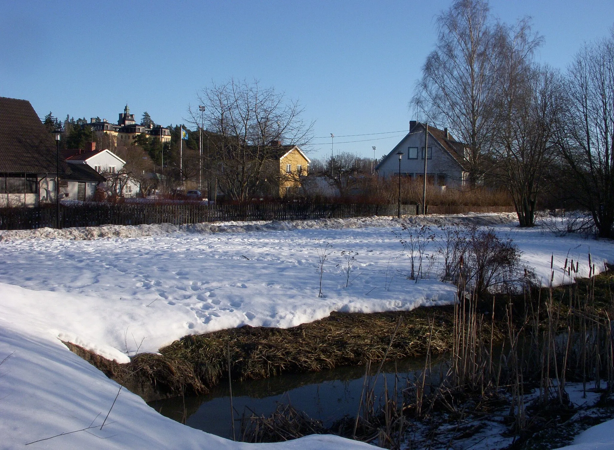 Photo showing: Bromsten med Bällstaån och Fristad i bakgrunden