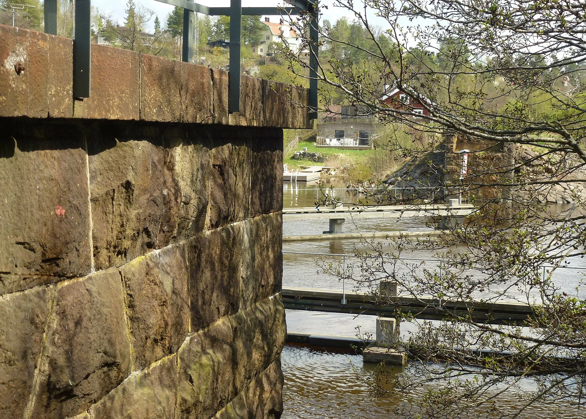 Photo showing: Stäkets gamla järnvägsbron (västra brofäste)