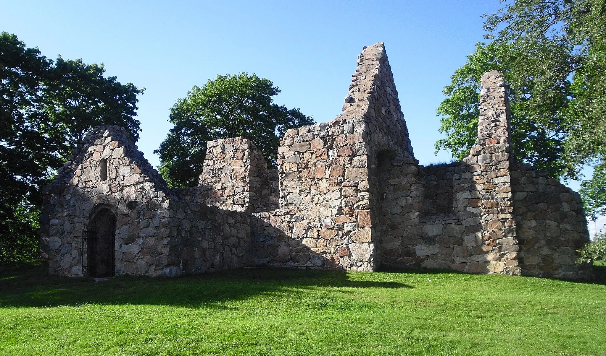 Photo showing: Kärnbo kyrkoruin, the former church in Kärnbo near Mariefred in sweden