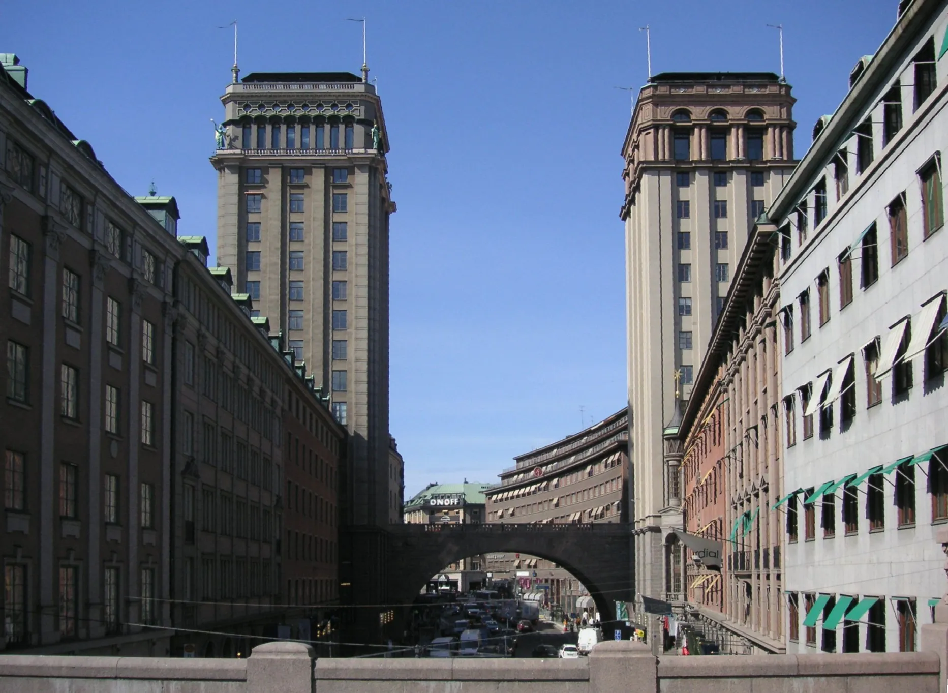 Photo showing: Kungsgatan i Stockholm västerut med Malmskillnadsbron i bakgrunden, vy från Regeringsgatans bro.