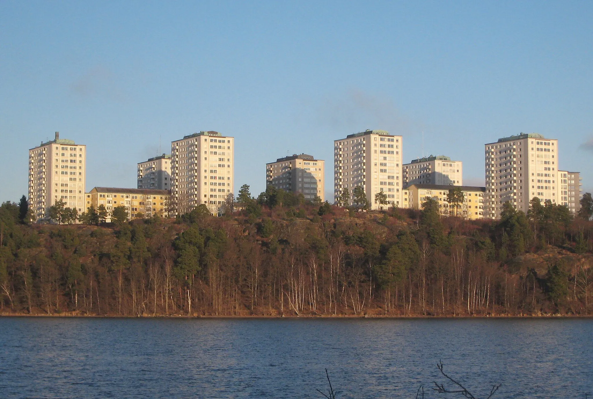 Photo showing: Flerbostadshusen vid Fregattvägen på Lidingö sett från Stockholms frihamn