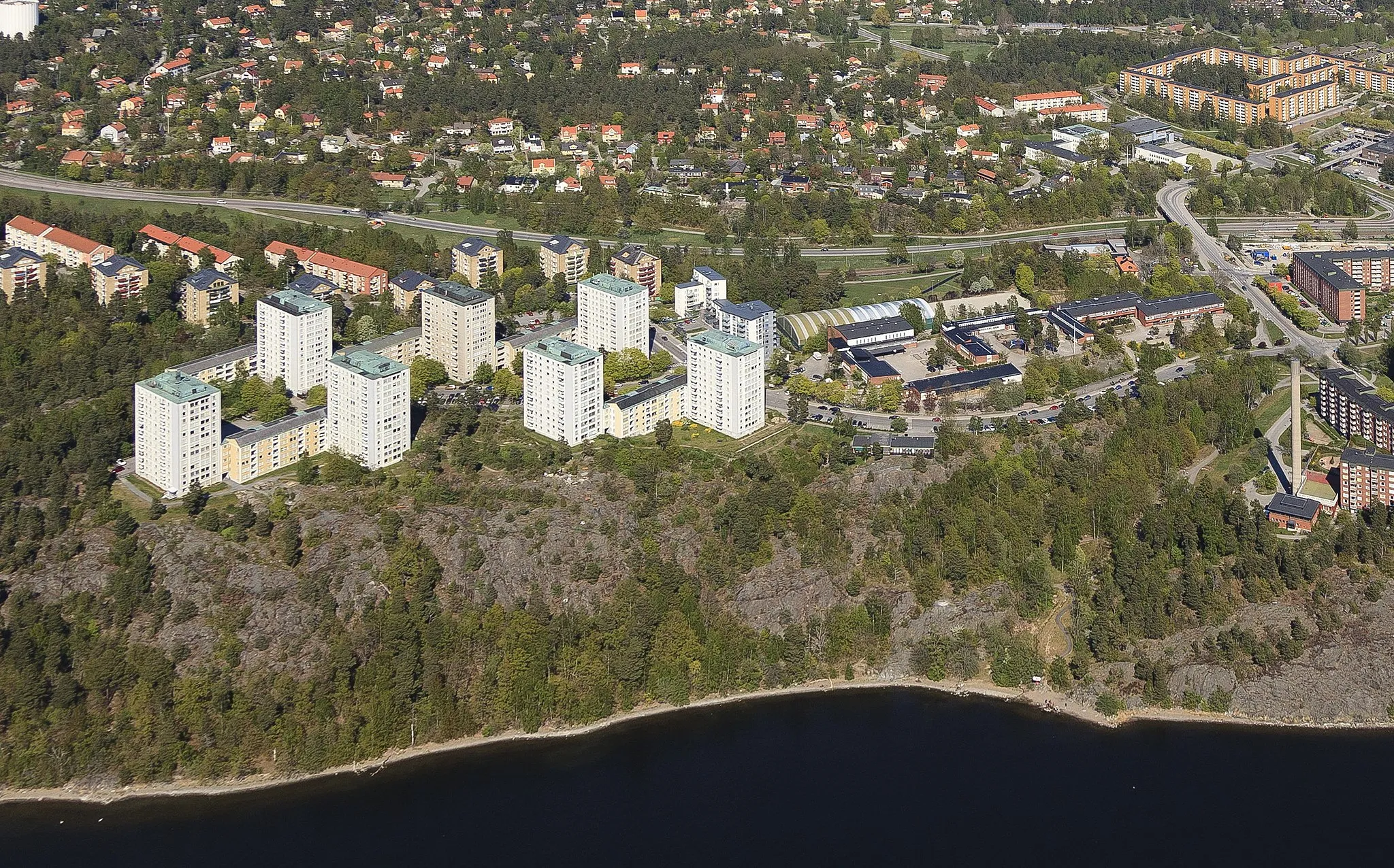 Photo showing: Baggeby från luften, till höger ansluter bostadsområdet Bodal. De sju punkthusen ritades av arkitekt Kjell Ödeen.