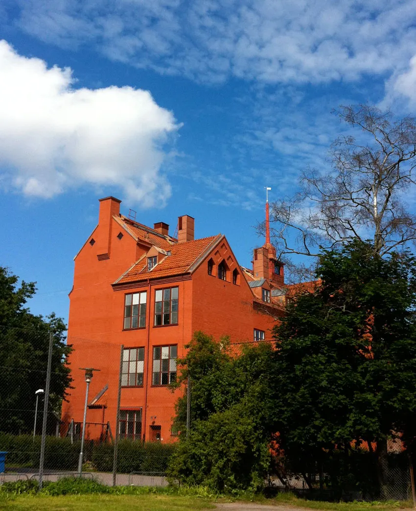 Photo showing: Örbyskolan från skolgård och bollplaner